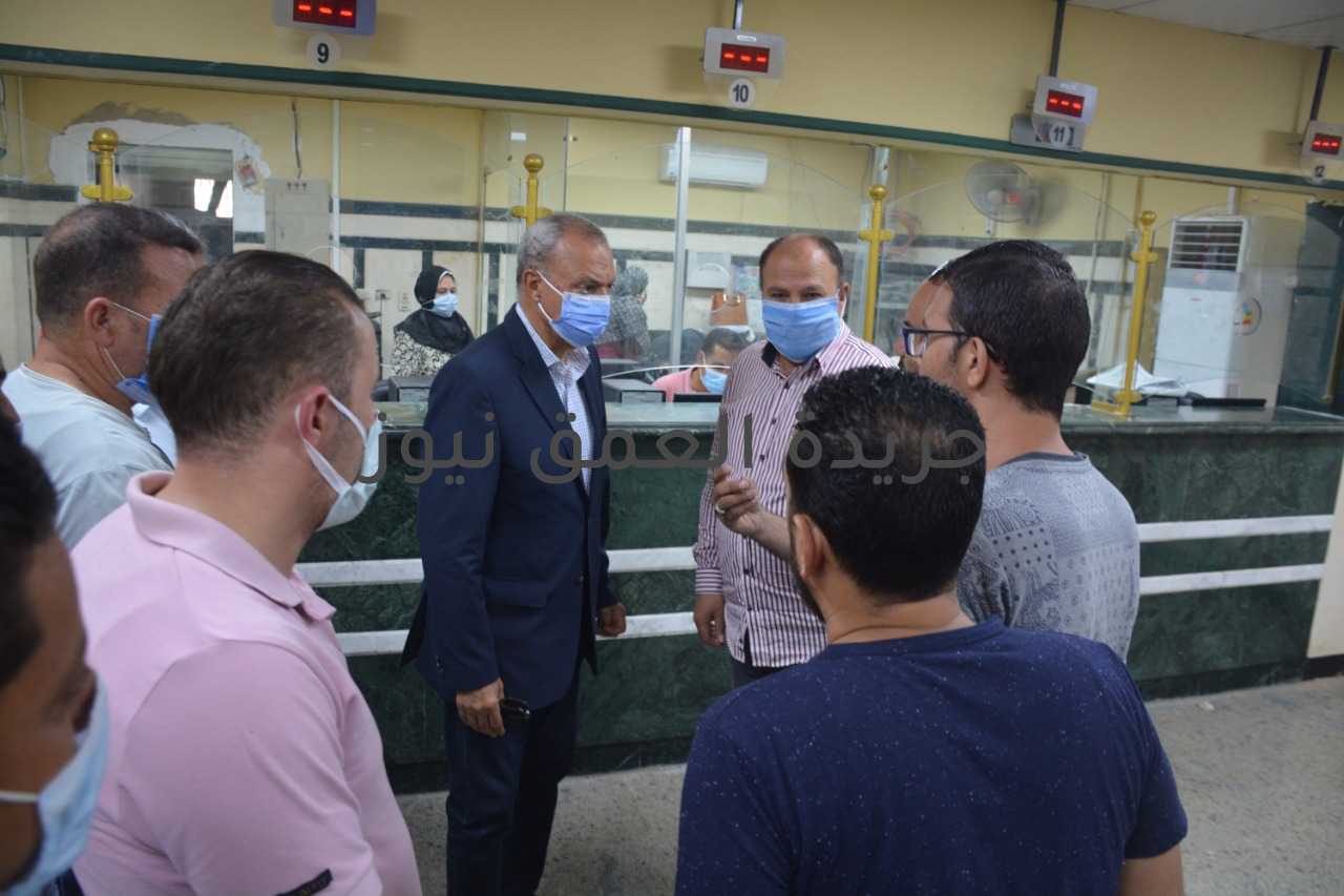 عاجل.. محافظ القليوبية يعلن بدء التطبيق الفعلي لمنظومة الاشتراطات البنائية الجديدة بجميع المراكز التكنولوجية بالمحافظة كتب/ محمد صوابي أعلن عبد الحميد الهجان محافظ القليوبية عن بدء التطبيق الفعلي لمنظومة الاشتراطات البنائية الجديدة بجميع المراكز التكنولوجية على مستوى مراكز ومدن وأحياء المحافظة وفقًا لقرار مجلس الوزراء وتنفيذاً لتوجيهات القيادة السياسية لضبط العمران وحوكمة منظومة تراخيص البناء ووقف فوضى التراخيص، لافتًا إلى إنه قد سبق بدء التطبيق التجريبي للمنظومة بمدينة قها فقط ضمن 27 مركز على مستوى الجمهورية، وتم تحديد 1 يوليو للبدء الفعلي للمنظومة بجميع المراكز ونظرًا للاجازات فتم تطبيق المنظومة بدءًا من اليوم الأحد 4 يوليو، وذلك في اطار حرص الدولة علي ضبط البناء والقضاء على البناء العشوائي. ووجه محافظ القليوبية قيادات المحافظة ورؤساء المراكز والأحياء بمتابعة سير عمل المنظومة بالمراكز التكنولوجية وتقديم التسهيلات للمواطنين وتقديم أفضل الخدمات لهم وشرح الأهمية والفائدة التي ستعود على المواطن من منظومة الاشتراطات البنائية الجديدة مؤكدا أن الاشتراطات الجديدة في مصلحة المواطن في المقام الأول وضبط منظومة العمران بما يحقق المصلحة العامة منوهًا أن الدولة تسعى للتسهيل والتيسير على المواطنين وهو ما تم مراعاته في إجراءات التراخيص الجديدة بما يستهدف ضبط وحوكمة منظومة العمران وإيجاد بيئة عمرانية وحضارية تليق بالدولة المصرية ومواطنيها. وفي هذا الإطار قام محافظ القليوبية بجولة تفقدية شملت المراكز التكنولوجية لمدن بنها وقها لمتابعة انتظام سير عمل منظومة الاشتراطات البنائية الجديدة ومنظومة التراخيص الجديدة للتأكد من تقديم التسهيلات للمواطنين والتأكد من كفاءة القائمين على العمل وأدائهم لعملهم وفقًا للبرامج التدريبية التي تم التدريب عليها لتطبيق المنظومة بالشكل الصحيح. جدير بالذكر أن خطوات الحصول على الرخصة في منظومة الاشتراطات البنائية الجديدة هي أن يتقدم المواطن إلى المركز التكنولوجى للمدينة أو الحي محل العقار للحصول على رخصة بناء وفقًا للنموذج المعد لذلك بالمركز ويرفق به "صورة من تحقيق الشخصية - صورة من العقد المشهر - صورة بيان الصلاحية" على أن يطلع المسئول بالمركز التكنولوجي على أصل العقد المشهر لقطعة الأرض وبحصل المواطن على النماذج النمطية للواجهات للاختيار منها وكذلك بيان يوضح المستندات التي يحويها ملف الرخصة وبعدها يقوم المواطن بالتعاقد مع مهندس أو مكتب هندسي لإعداد ملف الرخصة والتصميمات الهندسية للمبنى على أن يتضمن الملف كافة المستندات التي نص عليها قانون البناء وفقا للبيان الذى تسلمه المواطن عند تقديم الطلب ويقوم بعدها بتسليم ملف الرخصة للمركز التكنولوجي على أن يكون الملف مستوفي كافة المستندات ويتم استلام ومراجعة ملف الرخصة وإعطاء المواطن ما يفيد الاستلام وإخطار المواطن بعد 30 يومًا من تسليم ملف الرخصة للحضور للمركز التكنولوجي لاستلام الرخصة ودفع الرسوم وفقًا لقانون البناء.