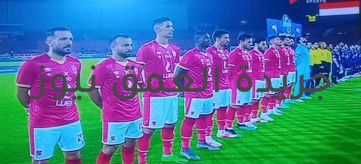 الأهلي يكشر عن أنيابه و يثأر من سموحة برباعية نظيفة كتب/ ياسر صحصاح فاز النادي الاهلي برباعية من الأهداف النظيفة مقابل لا شيء للنادي السكندري نادي سموحة الرياضي . استضاف الفريق الاول لكرة القدم بنادى سموحة بقيادة أحمد سامى نظيره الفريق الاحمر فى مباراة قوية الليلة، على ستاد الاسكندرية، فى تمام الساعة التاسعة مساء، ضمن منافسات الجولة الـ 28 من مسابقة الدورى الممتاز. طمع سامى فى احتلال المركز الثالث فى المسابقة على حساب الاهلى وتحقيق الفوز عليه، كما فعلها فى القاهرة وفاز فى الدور الاول بهدفين مقابل هدف، بالاضافة الى ارتفاع رصيده لـ 43 نقطة، خاصة وان لاعبى الاهلى مضغوطين من اجل اللحاق بالمنافسة على الدورى فى ظل المباريات المؤجلة له مستغلا غيابات الأهلى الكثيرة . كما حل الأهلي ضيفا بقيادة موسيمانى على سموحة فى مباراة ثأرية ضمن منافسات النسخة 62. واتت صعوبة المواجهة على الفريق الأحمر بعد تعثره الأخير مع بيراميدز والتعادل الدرامي بهدفين لمثلهما، ضمن منافسات الجولة السابعة والعشرين، وهو ما جعل الفريق الأحمر يصل للنقطة رقم 42 بالمركز الثالث، ومن ثم أي تعثر جديد في لقاء اليوم يمنح الفرصة لغريمه التقليدي الزمالك لتعزيز صدارته الدوري، ويفقد المارد الأحمر فرصة العودة للقمة مع نهاية لقاءاته المؤجلة، حيث يحتل أبناء ميت عقبة المركز الأول برصيد 61 نقطة. والأمر الذي زاد من صعوبة المباراة على الأهلي أيضا هو الخسارة التي تلقاها الفريق الأحمر في لقاء الدور الأول أمام سموحة بالجولة الحادية عشر بهدفين مقابل هدف، بعد أن استغل حسام حسن مهاجم الفريق السكندري السابق الخطأ القاتل لحارس الفريق الأحمر محمد الشناوي، وأحرز هدف الفوز بالدقيقة 93. وسعى الأهلي لتحقيق الفوز أمام سموحة والثأر من الهزيمة فى الدور الاول وحتى يدخل دائرة المنافسة مرة ثانية رافعا شعار "نكون أو لا نكون " . أدار اللقاء إبراهيم نور الدين ، وساعده كل من شريف عبد الله ومحمد محمود لطفي، وحسين الكريمي حكما رابعا. وتواجد الثنائي وائل فرحان ومحمود أبو الرجال لتقنية الفيديو "VAR". يُذكر أن الأهلي حامل لقب الدوري يحتل المركز الثالث في المسابقة برصيد 42 وبذلك يرتفع رصيده إلى 45 نقطة، وله سبع مباريات مؤجلة، ويأتي خلفه سموحة في المركز الرابع برصيد 40 نقطة من 27 مباراة . انتهت المباراة وأعلن المارد الأحمر عن مصالحة جماهيره الوفية.