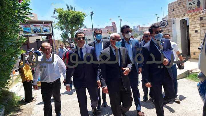 وزير الرياضة ومحافظ بورسعيد يتفقدان مركز شباب الإستاد والمدينة الشبابية ببورسعيد كتب/ عبده خليل قام الدكتور أشرف صبحي وزير الشباب والرياضة واللواء عادل الغضبان محافظ بورسعيد ،اليوم الأحد، بجولة تفقدية لمركز شباب الإستاد ، والمدينة الشبابية ببورسعيد ، وذلك عقب الانتهاء من وضع حجر أساس انشاء النادي المصري. شهد الوزير والمحافظ الأنشطة المقامة بمركز شباب الإستاد في ألعاب "كرة اليد، الملاكمة، التايكوندو، الكاراتيه، و الهوكي "، والأنشطة الكشفية. وتفقد الوزير إنشاءات المركز من صالات أنشطة، وملعب متعدد الأغراض ، والصالة المغطاة، وحمام السباحة، وقاعة الحاسب الآلي والمكتبة، والأماكن المخصصة للأطفال و للأسر. كما قام وزير الشباب والرياضة ومحافظ بورسعيد بتفقد الملعب الجديد الذي تم إنشاؤه بالمدينة الشبابية، والملعب المتعدد الأغراض، وقاعة الاجتماعات في إطار توافر كافة الخدمات داخل المدينة. واطلع الوزير والمحافظ على خطة تشغيل المدينة، واستضافتها لمختلف الفعاليات، الشبابية، وإقامة المعسكرات التدريبية استفادةً من إمكانياتها المتنوعة. وأكد وزير الشباب والرياضة متابعة سير العمل في المنشآت الشبابية والرياضية على مستوى الجمهورية ، وتكثيف المشروعات والبرامج و الخدمات المقدمة للنشء والشباب، لافتاً إلى تنوع البرامج المقدمة لأبناء بورسعيد داخل المنشآت التابعة للوزارة بالمحافظة. في ذات السياق استقبل اللواء عادل الغضبان ، محافظ بورسعيد ، اليوم الأحد ، الدكتور أشرف صبحى وزير الشباب والرياضة ، بديوان عام محافظة بورسعيد وذلك فى إطار زيارتة لمحافظة بورسعيد لوضع حجر أساس النادى المصرى الجديد . جاء ذلك بحضور المهندس عمرو عثمان نائب المحافظ ، والدكتور محمود حسين ، رئيس لجنة الشباب والرياضة بمجلس النواب ونائب بورسعيد ، و عادل لمعى عضو مجلس الشيوخ والدكتور عاطف علم الدين عضو مجلس الشيوخ و حسن عمار عضو مجلس النواب ، والمهندس هانى ضاحى رئيس مجلس إدارة شركة وادى النيل المنفذة للمشروع واستعرض وزير الرياضة ومحافظ بورسعيد الخطوات التنفيذية لبدء إنشاء النادى المصري الجديد ، والذي يأتى فى إطار توجيهات السيد الرئيس عبد الفتاح السيسى رئيس الجمهورية ، لتلبية رغبات أبناء بورسعيد فى إعادة إنشاء النادى المصرى .ووجه محافظ بورسعيد الشكر والتقدير لرئيس الجمهورية ووزير الرياضة على جهودهم فى دعم خطة المحافظة لإنشاء النادى المصري ، مؤكدا أن بورسعيد تشهد تطورا فى كافة المجالات جعلها تخطو خطوات ثابتة نحو التنمية المستدامة وتوفير حياة كريمة لمواطنيها.