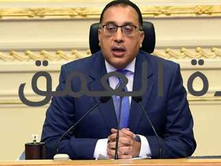 برئاسة مصطفى مدبولي رئيس الوزراء.. لجنة مكافحة «كورونا» تصدر قرارات جديدة كتب/ محمد صوابى ترأس الدكتور مصطفى مدبولي، رئيس مجلس الوزراء، اليوم، اجتماع اللجنة العليا لإدارة أزمة فيروس كورونا، بحضور عدد من الوزراء والمسؤولين وأعلنت قرارات مجلس الوزراء ولجنة مكافحة كورونا. وخلال الاجتماع تمت الموافقة على زيادة نسبة الإشغال في الفنادق السياحية والمطاعم والكافيهات، وكذلك السينمات والمسارح وخلافه بطاقة استيعابية تصل إلى 70% بدلاً من 50%. كما تطرق الوزير إلى عرض نسب الإشغال بالمستشفيات الجامعية المخصصة لتقديم خدمات العزل الصحي والعلاجي لحالات الإصابة بفيروس كورونا، مشيراً إلى أن معدلات إشغال الأسرة العادية وأسرة الرعاية المركزة، وكذا أجهزة التنفس الصناعي، تسير وفق معدلات طبيعية ومنتظمة، كما استعرض موقف متابعة استهلاك الأكسجين السائل بالمستشفيات الجامعية، خلال الموجة الثالثة لجائحة فيروس كورونا، من مارس حتى يوليو 2021، مؤكداً انتظام الحصص اليومية المطلوبة من الإمداد بالأكسجين السائل في كافة المستشفيات الجامعية للأغراض الطبية وتوافر مخزون استراتيجي كاف منه. من جانبه، أشار اللواء بهاء الدين زيدان، رئيس الهيئة المصرية للشراء الموحد والإمداد والتموين الطبي وإدارة التكنولوجيا الطبية، إلى توافر احتياطي استراتيجي آمن من الأدوية والمستلزمات الطبية والأكسجين لفترات طويلة، كما قدم عرضاً عن مواعيد توريد لقاحات “جونسن آند جونسن”، و”سبوتنيك” التي تم التعاقد عليها. وخلال الاجتماع، استعرضت الدكتورة هالة زايد، وزيرة الصحة، تقريراً حول آخر مستجدات فيروس كورونا، والموقف الوبائي على مستوى المحافظات، ومعدل التغير في أعداد الإصابات الاسبوعى ونسب إشغال أسرة مستشفيات العزل، والوضع العالمي للوباء وفقاً لمنظمة الصحة العالمية. وسلطت وزيرة الصحة الضوء على اجتماع منظمة الصحة العالمية لبحث إمكانية وجود مجمع للتصنيع بكل إقليم، والذي تم خلاله استعراض موقف اللقاحات عن إقليم الشرق المتوسط، والتوجيه بالعمل على عدد من النقاط كمعايير الاختيار لتصنيع اللقاح، والتي تضمنت توافر بنية تحتية جيدة لتصنيع اللقاحات، وخبرة نقل التكنولوجيا في صناعة اللقاحات، وقوى بشرية مدربة على الإنتاج وضمان الجودة، ورفع قدرة الهيئة الرقابية، وتوافر اختبارات مراقبة الجودة، وتقييم الوضع الحالي. واستعرضت الدكتورة هالة زايد مبادرة “إنقاذ الأرواح وسبل العيش” في إطار الشراكة بين المركز الأفريقي لمكافحة الأمراض والأوبئة (ACDC) التابع للاتحاد الأفريقي، ومؤسسة “ماستركارد”، والتي ستقوم بموجبه المؤسسة بتوفير 1.3 مليار دولار على مدى السنوات الثلاث المقبلة بالشراكة مع المركز لتسريع نشر اللقاحات في القارة الأفريقية، موضحة أن محاور المبادرة ترتكز على تمويل شراء اللقاحات الإضافية اللازمة لتطعيم 50 مليون شخص في القارة، ودعم قدرات التصنيع المحلي للقاحات في إفريقيا، ودعم سلاسل التوريد الخاصة باللقاحات في الدول الأفريقية، وتوفير الدعم للدول الأفريقية في مجال إنشاء مراكز تطعيم وتدريب ورفع قدرات العاملين بها. وعرضت د هالة زايد وزيرة الصحة مستجدات موقف تصنيع اللقاحات، مشيرة إلى أنه تم البدء في إنتاج مليون جرعة، ويتم حالياً إجراء اختبارات المقارنة واختبارات الجهة الرقابية وهيئة الدواء وغيرها من الاختبارات ليتم بعدها خطوات الإنتاج الموسع، كما تطرقت للموقف الحالي لتعاقد وتوريد لقاحات استرازينيكا، وساينوفارم، وساينوفاك، وسبوتنيك، بالإضافة إلى موقف توافر الاكسجين، موضحة في هذا الصدد أنه تم الوصول إلى مرحلة الاستقرار في الإمداد للأكسجين السائل. من جانبه، استعرض الدكتور خالد عبدالغفار، وزير التعليم العالي والبحث العلمي، خلال الاجتماع، الإجراءات التنفيذية التي تتخذها الوزارة لمواجهة جائحة فيروس كورونا، لافتاً إلى أن عدد المستشفيات الجامعية التي تقدم حالياً خدمات العزل الصحي والعلاجي لحالات الإصابة بكورونا، يبلغ 26 مستشفى، في 18 جامعة، قدرتها 1637 سريراً، و700 غرفة رعاية مركزة، و526 جهاز تنفس صناعي، لافتاً إلى أن هناك خطة موضوعة يمكن من خلالها زيادة عدد المستشفيات الجامعية التي تقدم خدمات العزل الصحي والعلاجي عند الاحتياج، بحيث يصل عددها إلى 36 مستشفى، في 19 جامعة، قدرتها 6397 سريراً، و712 غرفة رعاية مركزة، و902 جهاز تنفس صناعي.