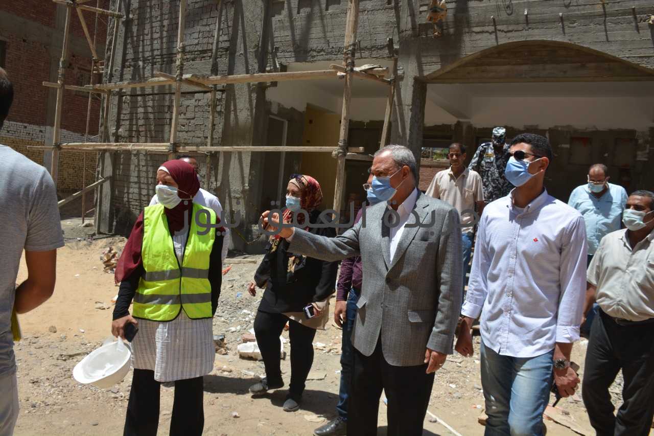 عاجل.. محافظ القليوبيه يقوم بجوله لمتابعه المشروعات الجاري تنفيذها لدفع الاعمال بها بمركز ومدينه شبين القناطر كتب/ محمد صوابى فى اطار متابعة مشروعات حياة كريمة، اجري عبد الحميد الهجان محافظ القليوبيه جولة تفقدية لمتابعة عدد من الأعمال الإنشائية بمشروعات المبادرة الرئاسية "حياة كريمة" بمركز ومدينة شبين القناطر، والتي أطلقها فخامة الرئيس عبد الفتاح السيسي رئيس الجمهورية لتطوير قرى الريف المصري. بدأ المحافظ الجولة بتفقد أعمال شبكات الانحدار بمشروع صرف صحي نوي بطول 28 كم بتكلفة 43 مليون جنيه وتم تنفيذ 2.5 كم حيث وصلت نسبة التنفيذ 15% ، كما تفقد المحافظ أعمال تنفيذ شبكة انحدار صرف صحي بقرية القشيش بتكلفة 100 مليون جنيه بطول 14 كيلومتر، وتحت إشراف الجهاز التنفيذي لمياه الشرب والصرف الصحي وتابع المحافظ الجولة بتفقد أعمال إنشاء مدرسه القشيش الاعداديه المشتركة (توسع)بتكلفة 4 مليون جنيه ونسبة التنفيذ 47% وتتكون من عدد 5 فصول جديدة حيث تم صيانة المبني القديم وإنشاء ملعب لكرة القدم وفناء للمدرسة وانشاء مظلات وبرجولات للطلاب ووصل عدد فصول المدرسة بالكامل الي 15 فصل وسيساهم زيادة الفصول في خفض نسبة الكثافة بالفصول بشكل كبير . كما تفقد المحافظ أعمال إنشاء مدرسه الجعافرة الرسمية لغات (انشاء جديد) بتكلفة 7 مليون جنيه ونسبة التنفيذ 75% وتتكون من 14 فصل علي مساحة 1430 م2 وجاري أعمال الدهانات الداخلية والخارجية للمدرسة وستخدم المدرسه ثلاث قري مجاورة وهي الحزانية وكوم السمن والجعافرة. واستكمل المحافظ الجولة بتفقد اعمال خطوط الصرف الصحي بالجعافرة بطول 11.6 كم ويخدم 12 الف نسمة بقري الجعافرة والسلمانية وكوم السمن والشعار بتكلفة 510 مليون جنيه ووصلت نسبة التنفيذ الي 15 % . واستكمل "الهجان"، جولته بتفقد إنشاء مدرسة العوام الثانوي بكفر طحا "إنشاء جديد" بتكلفة 12 مليون جنيه، ونسبة التنفيذ 88% وهي على مساحة 14 قيراط، ومكونة من أرضي وثلاث أدوار علوي، مشددا على ضرورة الانتهاء من الأعمال في الموعد المحدد لخدمة أبناء تلك القرى. وخلال الجولة تفقد المحافظ ايضا محطة معالجة الكوم الأحمر والتي يبلغ تكلفة إنشاؤها 134 مليون جنيه وتخدم المحطة قرى "الكوم الأحمر - نوى – الزهويين - نوب طحا - الحصافة - كفر الدير"، والمتوقع الانتهاء منها فى اغسطس 2021 بطاقة 20 ألف م3/يوم، والتى يتم إنشاؤها تحت إشراف الجهاز التنفيذي لمياه الشرب والصرف الصحي وبلغت نسبة تنفيذ المشروع 70 % .. وتابع المحافظ الجولة بتفقد اعمال توصيل الغاز الطبيعي للمنازل بقرية الاحراز حيث التقي المحافظ بمهندسي شركة الغاز والعمال وطالب بدفع الأعمال واستكمال باقي الوصلات المنزلية حيث وصلت نسبة الاعمال الي 85 % . كما تفقد المحافظ أعمال توسع مدرسة ابو الوفا محمد الخنائي تعليم اساسي بقرية القلزم بتكلفة 4.8 مليون جنيه بنسبة تنفيذ 70% ، كما تفقد المحافظ أيضا مدرسة كفر سعد بحيري بطحوريا بتكلفة 4 مليون جنيه بنسبة تنفيذ 75%، وتفقد أعمال إنشاء توسع مدرسة كفر الشيخة سالمة بتكلفة 5 مليون جنيه بنسبة تنفيذ 70%. وخلال تفقد المحافظ لتلك المدارس وجه بدفع الاعمال والانتهاء من انشائها خلال شهرين وتسليمها لتدخل الخدمة من العام الدراسي الجديد العام المقبل كما وجه المحافظ باالالتزام بتطبيق اعلي مقاييس الجودة في أعمال التشطيبات والدهانات والفرش المكتبي. كما تابع المحافظ اعمال إنشاء مبنى مجلس مدينة شبين القناطر الجديد والذي يضم المركز التكنولچي والحملة الميكانيكية، وتبين أن الاعمال تتم بمعدلات مناسبة للجدول الزمنى لتنفيذ المشروع ولا يوجد أي معوقات وأشار المحافظ، أن المبادرة تأتي تنفيذا لتوجيهات السيد الرئيس/ عبد الفتاح السيسي رئيس الجمهورية، وتكليف الدكتور/ مصطفى مدبولي رئيس مجلس الوزراء، بالعمل على تطوير 1500 قرية جديدة على مستوى الجمهورية، والتي تستهدف تطوير 50 مركز على مستوى محافظات الجمهورية، موضحا أن نصيب محافظة القليوبية منها جميع قرى وتوابع مركز ومدينة شبين القناطر، وذلك في إطار خطة مصر للتنمية المستدامة، والتي تستهدف تطوير الريف المصري ورفع قدرات البنية الأساسية من كافة الجوانب الخدمية والمعيشية والاجتماعية، وفقا لرؤية مصر 2030 ، مؤكدا أن بداية التنفيذ ، ستكون من خلال تطوير 36 قرية و148 عزبة بالمركز. وأضاف المحافظ، أن أعمال التطوير، ستشمل العديد من المحاور والتي تستهدف النهوض بمستوى معيشة المواطنين وتخفيف معدلات الفقر وتطوير البنية التحتية والخدمات الأساسية المقدمة في العديد من المجالات، والتي تشمل ( التعليم والكهرباء والصرف الصحي ومياه الشرب والغاز الطبيعي والشباب والرياضة والطرق )، بالإضافة لتطوير الوحدات الصحية ووحدات الإسعاف ورفع كفاءة الطرق وشبكات الري من ترع ومصارف والتنمية الزراعية والخدمات البيطرية. هذا وقد أشاد محافظ القليوبية على الأداء المشرف لجهاز تعمير القاهرة الكبري ومؤسسة حياة كريمة والقيادات التنفيذية والشعبية في سرعة تنفيذ الأعمال والمتابعة المستمرة والميدانية لكافة المشروعات علي أرض الواقع فضلاً عن التعاون المثمر والتنسيق التام مع الجهاز التنفيذي للمحافظة. وخلال جولته أكد الهجان على أن فخامة رئيس الجمهورية يولى اهتماما كبيراً بتلك المبادرة القومية والذى يعد مشروعاَ ضخماً من نوعه في العالم من حيث نسبة المستفيدين وما يشمله من أهداف شاملة للارتقاء بالأبعاد التنموية والخدمية والاجتماعية للمواطنين من الفئات الأكثر احتياجا بقرى الريف المصري، كما أكد المحافظ على أنه يتابع بنفسه وبصفة دورية مراحل تنفيذ كافة الأعمال ضمن المبادرة بقرى مركز شبين القناطر لتحسين الخدمات المقدمة لمواطنى القليوبية. جاء ذلك خلال الجولة التي قام بها المحافظ لمتابعة أعمال المشروعات الجاري تنفيذها بقري مركز شبين القناطر ضمن مبادرة حياه كريمة ورافقه خلال الجولة الدكتور سمير حماد نائب المحافظ والاستاذ خالد العرفي رئيس مدينة شبين القناطر والمهندسة هالة شندي مدير عام الابنية التعليمية والمهندس خالد عبد العزيز رئيس الجهاز التنفيذي لمشروعات الصرف الصحي وشباب البرنامج الرئاسي لتأهيل الشباب للقيادة ضمن البرنامج العملي لهم بالمحافظة .