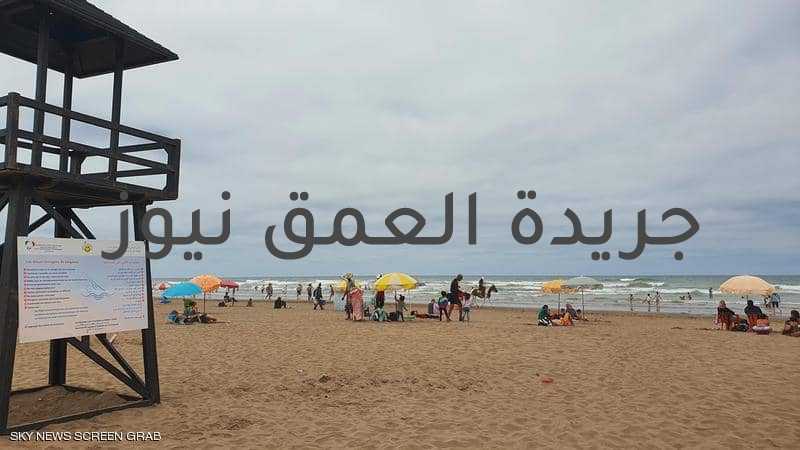 لحظات مفجعة بعد أن ابتلعهم البحر قبل أن يلفظ جتثتهم كتب/ أيمن بحر الشباب الأربعة قد قرروا السباحة خلال الصباح الباكر قبل موعد الحراسة التي تنطلق عند الساعة الثامنة صباحا ولم تتمكن فرق الإنقاذ من إغاثتهم في الوقت الذي استطاعت إنقاذ 16 شخصا آخر من الغرق في نفس اليوم ونفس الشاطئ. ولا تتوقف الأخبار المتتالية خلال هذه الفترة من السنة عن حوادث الغرق في الشواطئ المغربية والتي يقبل عليها المغاربة بشكل كبير لاسيما بعد قرار المملكة إعادة فتحها أمام عموم المواطنين بعد أزيد من عام ونصف من الإغلاق في إطار القيود المرتبطة بمواجهة فيروس كورونا. وقد تم خلال عام 2020 تسجيل 47 حالة وفاة من أصل 10 ألف و324 حالة غرق على مستوى الشواطئ المغربية فيما لازال 11 شخصا في عداد المفقودين وفق أرقام الدفاع المدني. يشهد شاطئ عين الذئاب الشهير بمدينة الدار البيضاء والمتنفس الوحيد لسكانها هربا من ارتفاع درجات الحرارة حركة نشيطة طيلة أيام الصيف تزداد خلال نهاية الأسبوع وتزداد معها حالات الغرق وتكثف عملية الإنقاذ اليومية لعشرات الأشخاص أغلبهم من الشباب. ترى أمينة الوردي التي افترشت رفقة أطفالها رمال بحر شاطئ عين الذئاب، أن سبب ارتفاع حالات الغرق يعود بالأساس إلى تهور بعض المصطافين وعدم مراقبة الآباء لأبنائهم أثناء السباحة.تقول أمينة : أتردد بشكل متواصل على الشاطئ، وأكثر ما يلفت انتباهي هو عدم اكتراث بعض الشباب لتحذيرات حراس الشاطئ وعدم الامتثال لتعليماتهم التي تهدف بالأساس إلى ضمان سلامتهم والحفاظ على أرواحهم. وغير بعيد عن أمينة ينصب سفيان لغريبي شمسيته. يقول الشاب إن عدم إلمام بعض مرتادي الشواطئ بقواعد السلامة الأساسية والطرق الآمنة للسباحة يشكل أحد الأسباب الرئيسة التي تقف وراء تزايد حالات الغرق. ويضيف العديد من الشباب يتوغلون بعيدا داخل البحر في مغامرات غير محسوبة ومحفوفة بالعديد من المخاطر مثل الانجراف بسبب التيارات المائية أو الوقوع في حفر أو الاصطدام بقنادل أو فقدان التوازن وعدم القدرة على التحكم في الجسم بسبب الأمواج العاتية والمفاجئة.وبالموازاة مع ما تشهده المدن الساحلية المغربية من توافد للمصطافين سواء على الواجهة البحرية المطلة على المحيط الأطلسي غربا أو المطلة على البحر الأبيض المتوسط شمالا فقد خصصت مديرية الوقاية المدنية (الدفاع المدني) 3315 منقذا موسميا لأجل حراسة الشواطئ خلال الموسم الصيفي الحالي. يقول أحد السباحين المنقذين الذي التقته في شاطئ عين الذئاب إن المنقذ لا يمكنه ضمان حماية جميع المصطافين الذين يسبحون في الأماكن غير الآمنة وأقصى ما يمكنه القيام به هو إنقاذ حياة شخص واحد من الموت من أصل 5 أشخاص. وقد طالب المنقذ الذي فضل عدم الكشف عن اسمه، بضرورة توفير ظروف أفضل لحراس الشواطئ والعمل على إمدادهم بالمزيد من المعدات التي تساعدهم على إنقاذ أرواح المواطنين وتأدية مهامهم على أكمل وجه. ودعا رجل الإنقاذ المواطنين الذين يتوافدون على الشواطئ بكثافة خلال هذه الفترة إلى الالتزام والتقييد التام بتعليمات المنقذين وتتبع نصائحهم وذلك تجنبا لوقوع حوادث غرق مميتة. ولضمان سباحة آمنة لفت الشاب انتباه المصطافين إلى إلزامية تجنب أماكن السباحة غير المحروسة مع التأكد من وضعية الأمواج والتيارات البحرية والأخذ بعين الاعتبار لون راية الشاطئ التي تبين حالة البحر. وتعمل المديرية العامة للوقاية المدينة على إعداد منقذين موسميين كل سنة وإخضاعهم لتدريب خاص على عمليات الإنقاذ والإسعاف الأولي، تحت إشراف مختصين. وتوفر المديرية عددا من المعدات والوسائل المخصصة للتدخل كالزوارق المطاطية والدراجات المائية للمنقذين الموسمين وتضعها تحت تصرفهم بغية تسهيل عمليات الإنقاذ من جهة أخرى يشدد موسى سيراج الدين، رئيس جمعية أولاد المدنية بالدار البيضاء على الأهمية التي يكتسيها تدريب المنقذين الذين يتم اللجوء بشكل موسمي إلى خدماتهم إلى جانب الاعتماد على خدمات منقذين محترفين ومؤهلين ووضعهم في الصفوف الأمامية. ويعتبر الفاعل المدني أن الاكتضاض الذي تشهده الشواطئ خلال فترة الصيف يحجب الرؤية و يجعل مراقبة المصطافين أثناء السباحة عملية أكثر تعقيدا يستعصي معها التدخل فور وقوع حالة غرق. ويدعو المتحدث إلى تكتيف الحملات التحسيسية والتوعوية بمخاطر السباحة غير الآمنة في أوساط المصطافين وإلى إدماج سباحين محترفيين في عمليات الإنقاذ وتوظيفهم بعقود عمل دائمة