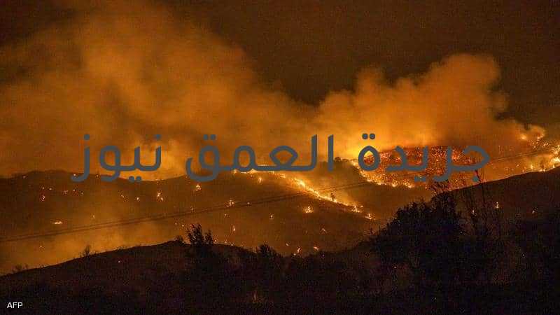وزارة الخارجية المصرية مصرع 4 مصريين في حرائق غابات قبرص كتب/أيمن بحر تفاصيل محاولات إعادة جثامين المصريين الأربعة الذين لقوا حتفهم جراء حرائق الغابات الهائلة التي اندلعت بإحدى القرى القبرصية إلى البلاد. وكانت وزارة الخارجية المصرية قد أعلنت أمس مصرع 4 مصريين في حرائق غابات قبرص وعملها للتنسيق لإنهاء كافة الإجراءات لنقل الجثامين إلى مسقط رأسهم في أسرع وقت ممكن. وقال رمزي في تصريحات خاصة إن الجانب القبرصي طلب من أهالي الأسر إجراء تحليل الحمض النووي للتأكد من صلتهم بالجثامين الأربعة وإتمام إجراءات نقلهم إلى مصر. وأوضح النائب عن محافظة المنيا وهي الدائرة التي يتبعها المواطنين المصريين الأربعة أن أسر الضحايا سافروا إلى القاهرة لإجراء التحليل المطلوب بعد التنسيق مع وزارة الهجرة المصرية السفيرة نبيلة مكرم ووزير العدل عمر مروان لكن النتائج قد تستغرق 3 أسابيع.ولفت النائب المصري إلى أن وزيرة الهجرة تواصلت مع وزير العدل لطلب إعفاء أسر الضحايا من رسوم إجراء التحليل والتي تُقدر بنحو 14 ألف جنيه وطلب سرعة إنجازه إذ يجرى في مركز البحوث الجينية التابع لمصلحة الطب الشرعي وقرر وزير العدل بالفعل إعفائهم من دفع الرسوم والإسراع في حصولهم على النتائج المطلوبة. لكنه عاد ليشير إلى عقبة واجهتهم في خضم إجراء هذا التحليل إذ طلبت السلطات القبرصية نوعًا محددا لهذا التحليل يختلف عن الآلية المعمول بها في مصر. وبيّن رمزي أن مسؤولا بوزارة الخارجية المصرية أخبره بأن السلطات في قبرص وعدت بتجهيز وفد خاص للسفر إلى مصر لإجراء التحليل حال عدم التمكن من تنفيذه في القاهرة قبل أن يؤكد وزير العدل المصري التنسيق مع مصلحة الطب الشرعي لإجراء التحليل بالمواصفات المطلوبة لإنهاء تلك المهمة. وفي سياق متصل قال النائب المصري إن الحرائق تسببت في تفحم جثامين المواطنين الأربعة وبات من الصعب التعرف عليهم، وهم تحت تحفظ سلطات التحقيق القبرصية إلى الآن. وأشار إلى أن الحزن عمَّ قرية الناصرية التابعة لمحافظة المنيا مسقط رأس المزارعين الأربعة ويعيش أسرهم لحظات صعبة لحين إتمام إجراءات وصول الجثامين ودفنهم. بدورها قالت وزيرة الدولة المصرية للهجرة وشئون المصريين بالخارج السفيرة نبيلة مكرم إنه يتم العمل على إنهاء كافة إجراءات عودة الجثامين في أسرع وقت ممكن وفق متطلبات السلطات القبرصية