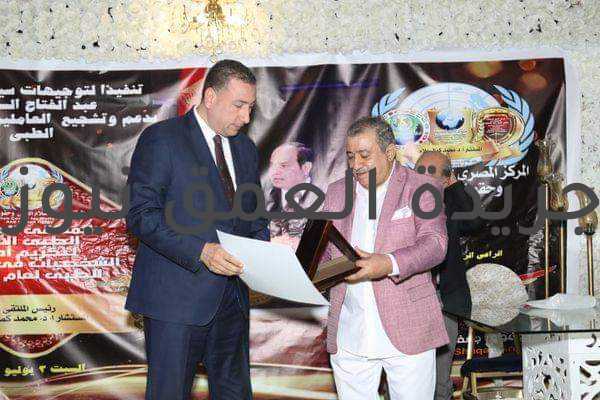 ائتلاف "احنا الشعب" يهنئ الدكتور محي عبيد لتكريمة كافضل الشخصيات الطبية عام 2021 وجه ائتلاف "احنا الشعب" التهنئة إلى الدكتور محي عبيد نقيب الصيادلة وعضو المجلس الرئاسي للأئتلاف بمناسبة اختياره وتكريمة كأفضل الشخصيات الطبية العالمية, خلال الملتقي العربي الأول لتكريم أهم الشخصيات في المجال الطبي لعام 2020 / 2021 ,, تحت رعاية المركز المصري للسلام العالمي وحقوق الإنسان. وقال السياسي المصري " سيد الأسيوطي " منسق ائتلاف "احنا الشعب" و المتحدث الإعلامي: يتقدم الائتلاف بكل قياداته بالداخل والخارج بخالص التهاني والتبريكات للدكتور محي عبيد، القيادي بالائتلاف وعضو المجلس الرئاسي، على اختياره وتكريمه كأفضل الشخصيات الطبية العربية. وأضاف" الأسيوطي " أن الدكتور محي عبيد من الشخصيات العامة الوطنية التي تستحق كل تقدير واحترام، فهو يتميز بمواقفه الانسانية ولا يدخر جهدا في خدمة الوطن والمواطنين. و أقر الأسيوطي بأن ائتلاف احنا الشعب يضم نخبة كبيرة من الشخصيات العامة الوطنية المشرفة في كافة المجالات، سواء في داخل مصر او في الخارج ، ومنهم، الدكتور محي عبيد الذي سوف يقوم خلال الايام القادمة بالإعلان عن مبادرة من خلال ائتلاف احنا الشعب؛ لخدمة أهلنا في كافة ربوع مصر.