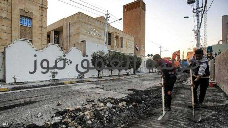 عراقي لقى حتفه وهو ينتظر على إحدى الأرصفة التي عادة ما يتجمع بها العمال كتب/أيمن بحر تداولت وسائل الإعلام ومنصات التواصل الاجتماعي العراقية تؤكد تردي أوضاع العمال العراقيين سيما أولئك الذين يعملون باليوميات لقي عامل عراقي حتفه جراء الإعياء على ما يبدو وهو ينتظر على إحدى الأرصفة التي عادة ما يتجمع فيها عمال يبحثون عن أجر يومي مقابل القيام بأعمال شاقة. ورغم ما ينطوي عليه من مخاطر صحية جدية هذا الوقوف المجهد تحت الشمس خاصة خلال فصل الصيف والترقب أحيانا لساعات طويلة في انتظار أن يأتيهم من هم بحاجة لخدماتهم إلا أنهم يخاطرون بحيواتهم كونهم لا يملكون مصدر رزق آخر وهم مضطرون لفعل ذلك. يقول مصطفى وهو عامل يملك مضخة هوائية يعرضها على الرصيف يوميا في أخد شوارع مدينة السليمانية بإقليم كردستان العراق في حديث قال: هو عمل صعب وشاق لكن ما باليد حيلة فنحن مضطرون فلا مهنة أخرى نتقنها والمعيشة مكلفة للغاية حيث الغلاء وتدني الأجور وارتفاع أسعار كل شيء فعلى مدى ساعات طويلة كل يوم تقريبا ونحن نقف تحت قرص الشمس ننتظر الزبائن ممن يكونون بحاجة لخدماتنا حيث نقوم بفتح المجاري والمطابخ المسدودة وتنظيفها وصيانتها. ويكمل: ورغم ما نقاسيه من مشقة فإن نظرة الكثير من الناس لنا مع الأسف سلبية حيث يرون في هذه المهنة وكأنها مهمة مبتذلة لكن رغم كل الصعاب التي نواجهها خلال عملنا أو من النظر لنا بدونية من البعض نعمل بجهدنا كي نعيل أنفسنا وأسرنا ولا نمد يدنا للغير فالعمل مهما كان ليس عيبا. من جانبه يرى الباحث الاجتماعي لطيف حسين في حيناط ويقول: أوضاع العمال والظروف التي يعملون فيها في العراق ككل هي مزرية وتفتقر لأدنى الشروط الإنسانية والصحية والحقوقية حيث لا ضمانات لهم ولا حماية ولا التزام بساعات عمل محددة لهم من قبل أرباب العمل بل وحتى يتم مع الأسف استغلال العمال المحتاجين والبسطاء بأجور زهيدة لا تتناسب ومشقة ما يناط بهم من أعمال مجهدة وعدم توفير بيئات عمل آمنة وصحية لهم.ويتابع: ولهذا كثيرا ما تتكرر حوادث مؤسفة كهذه الحادثة لعمال يقضون نحبهم أو يصابون بعاهات دائمة وإصابات بليغة خلال بحثهم عن رزقهم، وتأديتهم عملهم خاصة في مجالات البناء والإنشاءات ولا يتم تعويضهم حتى أو تعويض ذويهم وأسرهم حيث لا توجد قوانين واضحة تنصف طبقة العمال وتضمن حقوقهم. ويضيف: المأساة مضاعفة مع هذه الفئة من العمال ممن لا يعملون بشكل ثابت وبرواتب شهرية لدى جهة معينة أو لدى شخص ما فهم في بحث يومي شاق عن زبائن يحتاجون عمالا باليومية مثلا في نقل أثاث البيوت أو تنظيف مزارع واستراحات خاصة أو تحميل بضائع معينة وهكذا، والمشكلة الرئيسية هنا هي أنهم في كثير من الأيام يعودون في آخر النهار لبيوتهم دون العثور حتى على زبائن بحاجتهم. ورغم كونه بلدا نفطيا ويملك موارد طبيعية ضخمة لكن مع ذلك ينتشر الفقر في العراق بشكل مضطرد حيث تتراوح تقديرات عدد الفقراء في البلاد وفق تقارير واحصاءات الجهات الحكومية كوزارة التخطيط العراقية والعالمية كالبنك الدولي ما بين 12 إلى 15 مليون أي نحو ثلث عدد السكان البالغ أكثر من 40 مليون نسمة.