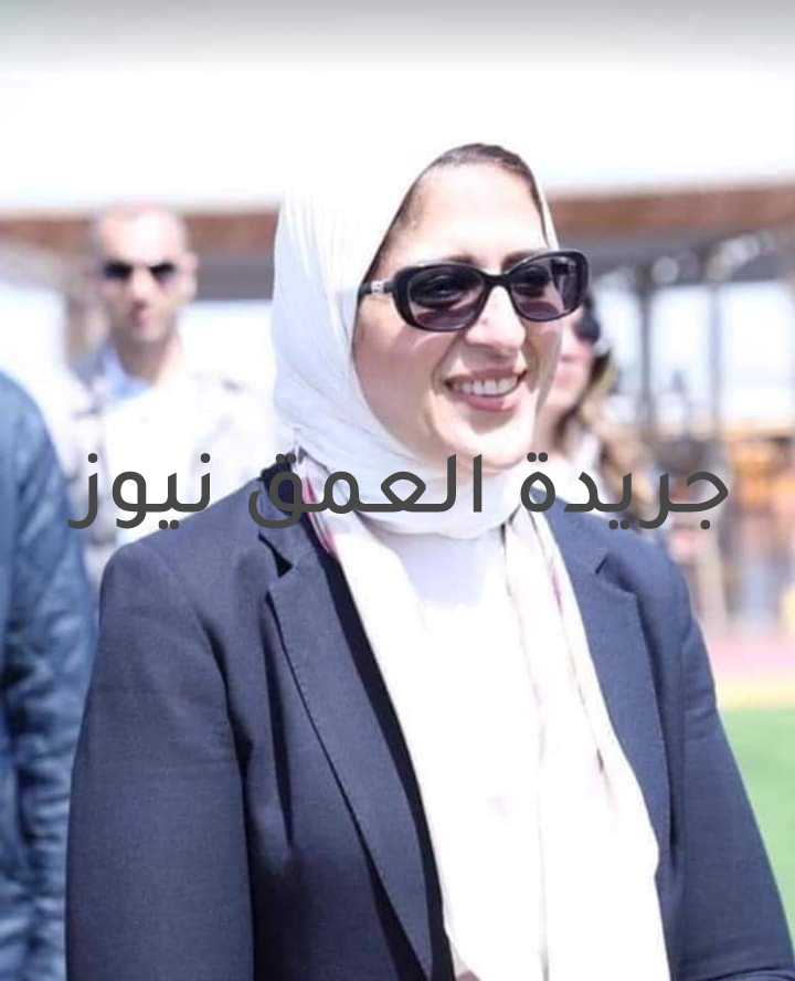 بدء صرف التعويضات للمستحقين ضمن صندوق التعويض عن مخاطر المهن الطبية كتب/ عبده خليل أعلنت الدكتورة هالة زايد، وزيرة الصحة والسكان، رئيس مجلس إدارة صندوق التعويض عن مخاطر المهن الطبية، عن بدء صرف التعويضات اليوم،الاربعاء، للمستحقين من الأطقم الطبية الذين فقدوا أرواحهم أو أصيبوا بعجز كلي أو جزئي أثناء تأدية عملهم.وأوضحت وزيرة الصحة والسكان، أنه بموجب القانون رقم 184 لسنة 2020 الصادر بقرار جمهوري، سيتم صرف التعويضات للأطقم الطبية وأسرهم بأثر رجعي من شهر فبراير عام 2020 أي منذ ظهور أول حالة كورونا في مصر، وذلك وفقًا لتوجيهات الرئيس عبدالفتاح السيسي وأكدت الوزيرة، حرص الرئيس عبدالفتاح السيسي، رئيس الجمهورية، على حماية الأطقم الطبية أثناء أداء عملهم، وذلك في إطار حرص الدولة على دعم الأطقم الطبية، وتقديرًا لجهودهم المبذولة وتضحياتهم لخدمة وحماية الوطن، خاصة خلال التصدي لجائحة فيروس كورونا.وثمنت وزيرة الصحة والسكان تلك الخطوة والتي تعد سابقة تاريخية في القطاع الصحي، مشيرة إلى أن صندوق التعويض عن مخاطر المهن الطبية يهدف إلى منح مزايا لحالات الوفاة أو الإصابة التي ينتج عنها عجز كلي أو جزئي للأطقم الطبية نتيجة أداء عملهم، بالإضافة إلى تقديم الرعاية الاجتماعية لأعضاء الصندوق وأسرهم. ولفتت إلى أنه سيتم صرف وتحويل المبالغ الكترونيًا على حسابات المستحقين مباشرة، وذلك للتسهيل عليهم، وفي إطار خطة الدولة للتحول الرقمي. وأعلنت الدكتورة هالة زايد، وزيرة الصحة والسكان، أنها ترأست أمس، الثلاثاء، الاجتماع الأول لمجلس إدارة صندوق التعويض عن مخاطر المهن الطبية، وذلك لاستعراض لائحة النظام الأساسي للصندوق وإجراءات وضوابط صرف التعويضات، وذلك بمشاركة أعضاء مجلس إدارة الصندوق وهم، الدكتور خالد عبدالغفار وزير التعليم العالي والبحث العلمي، والدكتورة نيفين القباج وزيرة التضامن الاجتماعي، وعلي السيسي، رئيس قطاع الموازنة العامة للدولة بوزارة المالية نيابة عن وزير المالية، عبر تقنية "الفيديو كونفرانس"، وبحضور المستشار ياسين ضيف الله، نائب رئيس مجلس الدولة، والدكتور حسين خيري، رئيس اتحاد نقابات المهن الطبية، وسعد امين نائب الرئيس التنفيذي لمستشفيات دار الفؤاد، والدكتور فريد محرم، أستاذ المحاسبة والمراجعة بكلية التجارة جامعة عين شمس، وشريف عاشور، وكيل محافظ البنك المركزي، والمحاسب محمد عبد المقصود، معاون وزيرة الصحة والسكان لشئون الأمانة العامة، كما حضر أيضًا المستشار أحمد حفني، المستشار القانوني بوزارة الصحة والسكان، واللواء حسين دحروج المدير التنفيذي للصندوق، بديوان عام وزارة الصحة والسكان.