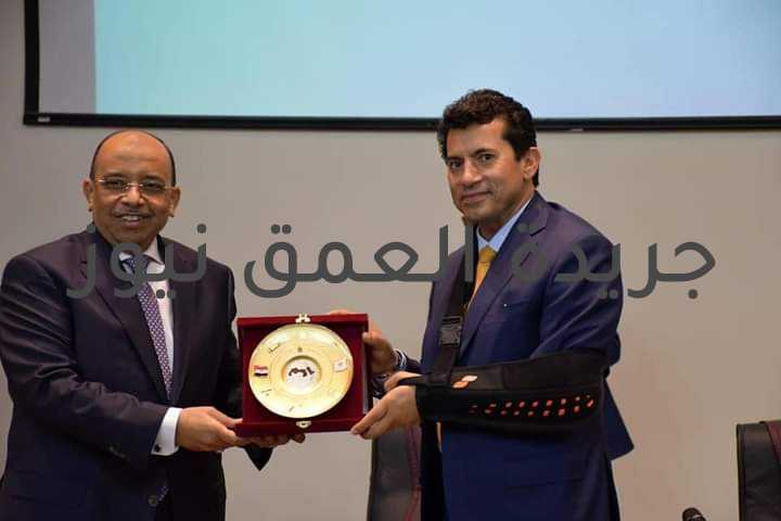 وزيرا الشباب والتنمية المحلية يختتمان فعاليات المشروع القومي لتأهيل الشباب للمحليات والمشاركة السياسية كتب/ طارق مصطفي اختتم الدكتور أشرف صبحي وزير الشباب والرياضة، برفقة اللواء محمود شعراوى وزير التنمية المحلية، فعاليات المشروع القومي لتأهيل الشباب للمحليات والمشاركة السياسية، والذي تم تنفيذه خلال الفترة من (٥-٨)يوليو الجاري بالمركز الاوليمبي بالمعادي. أكد وزير السباب والرياضة أن الوزارة تولي اهتمام كبير بالمشروع القومي لتأهيل الشباب للمحليات والمشاركة السياسية، خاصة في ظل الإهتمام البالغ من القيادة السياسية بالشباب المصري، والعمل علي تدعيم الوعي السياسي وتعميق التنشأة السياسية للشباب، والنهوض بهم فكريا وعلميا وثقافياً وبدنيا، موضحاً أن المشروع القومي لتأهيل الشباب يهدف إلى إعداد جيل من أجل خوض انتخابات المحليات. وأعرب "صبحي"، عن سعادته بنجاح النسخة الاولي من المشروع القومي لتأهيل الشباب للمحليات والمشاركة السياسية الذي شارك فيه العديد من الشباب والفتيات من محافظات القاهرة الكبري، مؤكداً حرص القيادة السياسية على دمج الشباب واستغلال طاقاتهم الإبداعية المختلفة الذي يأتي جزءا منها في إشراكهم في نماذج الحياة السياسية المختلفة التي تتم عن طريق خطوات علمية، ليكونوا نواة قادرين على المشاركة في المستقبل لدعم الوطن في المحليات والاستحقاقات الانتخابية المختلفة. ومن جانبه أكد اللواء محمود شعراوي وزير التنمية المحلية ، علي الاهتمام الذي يوليه السيد رئيس الجمهورية بتمكين الشباب للقيادة في كافة المجالات وتوفر البرامج والدورات التدريبية والتأهيلية لهم في كبري المؤسسات والأكاديميات الخاصة بالتدريب في مصر ، مشدداًعلي أهمية هذا المشروع لتأهيل الشباب لإعداد جيل من شباب مصر واعي ولديه طموح وقادر علي خوض انتخابات المجالس المحلية القادمة والتي سيتم خلالها اختيار حوالي ٥٨ ألف شاب وشابة بمختلف محافظات الجمهورية . وقال "شعراوى" أن الوزارة أطقلت خلال الفترة الماضية العديد من المبادرات الشبابية الناجحة في القضايا والملفات الخاصة بالمحليات والتي حققت نجاحاً كبيراً ، في إطار إيمان الوزارة بدمج الشباب في العمل التنموي وإطلاق طاقاته وتفعيل آليات مؤسسية لتحقيق الشفافية والتخطيط والتنفيذ التشاركي من خلال المبادرات الشبابية في مجالات النظافة مثل "هنجملها" و مجلس إدارة الشارع " ومعاً لنرتقي "وكذا المشاركة في زيادة المعروض السلعي لضبط الأسعار في القرى والأحياء الأكثر احتياجاً . وأضاف وزير التنمية المحلية أن الشباب له دور مهم في تنفيذ ومتابعة بعض المشروعات والمبادرات القومية التي أطلقها السيد رئيس الجمهورية وعلى رأسها برنامج تطوير القرى المصرية ومشروعات برنامج التنمية المحلية بصعيد مصر والتصالح حياة ومبادرة السيد الرئيس حياة كريمة والتي تقوم بشكل كبير على المشاركة الفاعلة للشباب في التخطيط التشاركي ومتابعة التنفيذ . ورحب اللواء محمود شعراوى ، بزيادة دور الشباب من مختلف المحافظات خلال الفترة المقبلة لمتابعة ومراقبة تنفيذ مشروعات تطوير الريف المصرى ، مشيراً إلى أنه سيتم تنظيم زيارات ميدانية للشباب المشاركين في المشرع القومي لتأهيل الشباب للمحليات والبالغ عددهم حوالى 150 من مختلف المحافظات في المرحلة الأولى وذلك بالتنسيق مع الدكتور أشرف صبحى وزير الشباب والرياضة . وأضاف وزير التنمية المحلية أن الشباب المصرى في عهد الرئيس السيسى يعيش أفضل عصوره من عقود طويلة خاصة بعد إطلاق العديد من البرامج والمبادرات الرئاسية الخاصة بالشباب من الجنسين ، لافتاً إلى أهمية الدور الذي تقوم به المرأة المصرية في المجتمع والتي استطاعت أن تساعد الدولة على تخطى ومواجهة العديد من الأزمات والقضايا وعلى رأسها تداعيات الإصلاح الاقتصادي وأزمة كورونا ونجحت في إدارة الحياة اليومية لأسرتها بشكل جيد . وعلي هامش الختام اصطحب الدكتور اشرف صبحي وزير الشباب والرياضة اللواء محمود شعراوي وزير التنمية المحلية في جولة تفقدية داخل المركز الاوليمبي بالمعادي، حيث شهد تسليم المرحلة الأولي من الدراجات الكهربائية ضمن مبادرة "دراجتك صحتك"، والتى تنفذها الوزارة تحت رعاية فخامة الرئيس عبد الفتاح السيسي رئيس الجمهورية. حضر الختام كل من الدكتور خالد قاسم مساعد وزير التنمية المحلية للتطوير المؤسسي، الدكتور هشام الهلباوي المشرف علي برنامج تطوير الريف المصري بوزارة التنمية المحلية، ونواب محافظي القاهرة والجيزة والقليوبية، عدد من أعضاء مجلسي النواب والشيوخ، يوسف ورداني مساعد وزير الشباب والرياضة لتطوير قدرات الشباب، الدكتورة ميرفت سيد احمد رئيس الادارة المركزية للبرلمان والتعليم المدني، مجدي رشدي رئيس الادارة المركزية للخدمات المساعدة بوزارة الشباب والرياضة، الدكتور محمد حسن معاون الوزير لتطوير قدرات الشباب.