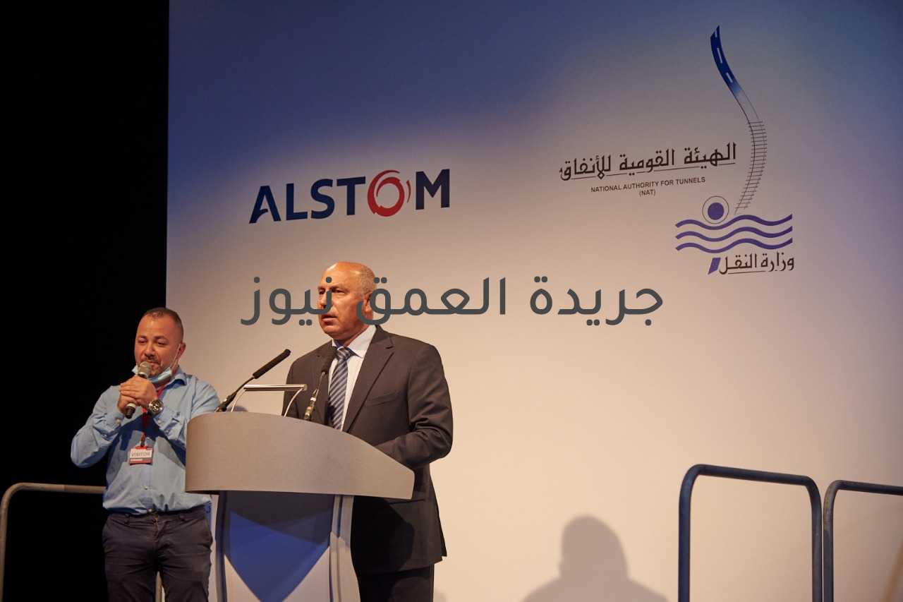 وزير النقل المصري يفتتح خط إنتاج المونوريل بمدينة ديربي البريطانية كتب/ محمد صوابي افتتح الفريق مهندس كامل الوزير، وزير النقل، خط إنتاج قطارات خطي مونوريل العاصمة الإدارية الجديدة و6 أكتوبر، وبدء تسليم القطارات من مصانع شركة ألستوم بمدينة ديربي البريطانية إلى مصر، وذلك بحضور السيد طارق عادل سفير مصر في لندن، ورئيس هيئة الأنفاق المصرية ومرافقيه، وكذا مسئولي شركة ألستوم. هذا، وقد قام الوزير بجولة ميدانية في مصنع الشركة بمدينة ديربي، وتفقد خطوط إنتاج قطارات المونوريل، وكذا مراكز التطوير والأبحاث المتعلقة بعملية التصميم والتصنيع.   وفي كلمته خلال فعاليات الافتتاح، أكد وزير النقل أنه منذ أن شرفه فخامة الرئيس عبد الفتاح السيسي، رئيس الجمهوريه، بتولي حقيبة وزارة النقل، فإن فخامة الرئيس قد أصدر توجيهاته بتعظيم قدرات ومنظومه النقل الجماعي في مصر كلها وفي القاهره على وجه الخصوص بوسائل مواصلات حديثه ومتطوره وصديقه للبيئه لافتاً إلى أن المونوريل يعتبر احد اهم وسائل هذه المواصلات الحديثه فهو وسيله نقل حضري رائعه من اهم مميزاتها العمل أتوماتيكياً "بدون سائق" وتم تصنيع الهيكل الخارجى من الألمونيوم حتى يقل وزن القطار وتزيد سرعته ، كما تم ولأول مرة تركيب Screen Doors على الارصفة أمام أبواب القطار للحفاظ على سلامة الركاب وتقليل الطاقة، مضيفاً أن القطارات تتمتع أيضاً بنظام تكييف عالى السعة وتم تزويدها بممر آمن يسمح بإنتقال الركاب بين العربات لمزيد من الراحة ، والكاميرات التليفزيونية المثبتة فى مقدمتها للمراقبة المركزية للسكة ، و شاشات LCD لإستخدامها لتزويد الركاب بالمعلومات كما يمكن استخدامها في الأنشطة التجارية وذلك ببث الإعلانات التجارية مدفوعة الأجر ، وأيضا يوجد أعلي الأبواب الجانبية شاشة لإعلام الركاب بإسم المحطة النهائية قبل استقلالهم القطار ، كما تم تخصيص أماكن لذوي الاحتياجات الخاصة لمساعدتهم فى عملية التنقل ، وأيضا تزويد العربات بخرائط أعلى أبواب الركوب من الداخل تبين المسار عن طريق لمبات مضيئة لمساعدة فاقدي السمع. اشار الوزير اثناء كلمته إلى ان العقد الموقع مع شركة الستوم يتضمن توريد عدد ٧٠ قطار بواقع عدد ٤٠ قطار لمونوريل العاصمة الادارية وعدد ٣٠ قطار لمونوريل السادس من اكتوبر ويبلغ اقل زمن تقاطر لنظام التشغيل يصل الي ٩٠ ثانية وبطاقة استيعابية تصل الي ٤٣ الف راكب ساعة في الاتجاه. و أعرب وزير النقل عن بالغ سعادته ببدء إنتاج أول قطارات مشروع المونوريل، ودخول المشروع حيز التشغيل خلال الفترة القادمة، لما سيسهم فيه هذا المشروع من تسهيل انتقال الأفراد والحياة اليومية لملايين المصريين، وما يمثله من نقلة نوعية في مستوى المواصلات العامة وخدمة المواطنين. كما أعرب المهندس كامل الوزير عن تقديره للتعاون القائم بين مصر والمملكة المتحدة في إطار مشروع المونوريل، والذي يأتي استكمالاً للتعاون الثنائي الممتد بين البلدين في قطاع النقل، ومشروعات البنية التحتية المختلفة ، مؤكداً على أهمية الدفع بأطر التعاون الثنائي في هذا المجال الحيوي خلال الفترة القادمة إلى آفاق أرحب وأوسع، خاصة فيما يتعلق بتوفير التمويل المستدام ذات الشروط الجيدة منخفضة التكاليف. كما أشاد المهندس كامل الوزير بمستوى الخبرات والتكنولوجيا المستخدمة في مصنع شركة ألستوم بمدينة ديربي، مؤكداً على أهمية استمرار التعاون بين الطرفين لتعزيز أطر نقل التكنولوجيا وتوطين صناعة عربات القطارات في مصر. وفي ختام تصريحاته، أكد المهندس كامل الوزير على أن مشروع المونوريل يعد بمثابة خطوة إضافية في مسار الخطة الطموحة التي تتبناها الحكومة المصرية للتنمية والإصلاح الاقتصادي، والتي حققت العديد من النجاحات في فترة زمنية قصيرة نسبياً وفقاً للتقييمات المختلفة للمؤسسات الدولية، والتي جاءت أيضاً بتوجيهات ودعم كامل من القيادة السياسية في مصر ورؤيتها لخطة التنمية المستدامة 2030. هذا، ومن ناحية أخرى، قام السيد وزير النقل خلال زيارته إلى مدينة ديربي بالاجتماع بعميد كلية الهندسة ومجموعة من الأكاديميين بجامعة برمنجهام البريطانية للتباحث في شأن سبل تعزير تبادل البرامج العلمية مع الجامعات المصرية، وتقديم المنح الدراسية للمهندسين المصريين في المجالات محل الأولوية، وذلك في إطار خطط وزارة النقل لدعم والارتقاء بالمهارات الفنية والقدرات العلمية لخريجي كليات الهندسة بمصر من خلال برامج تدريبية ودراسات عليا متخصصة في مجالات النقل المختلفة.