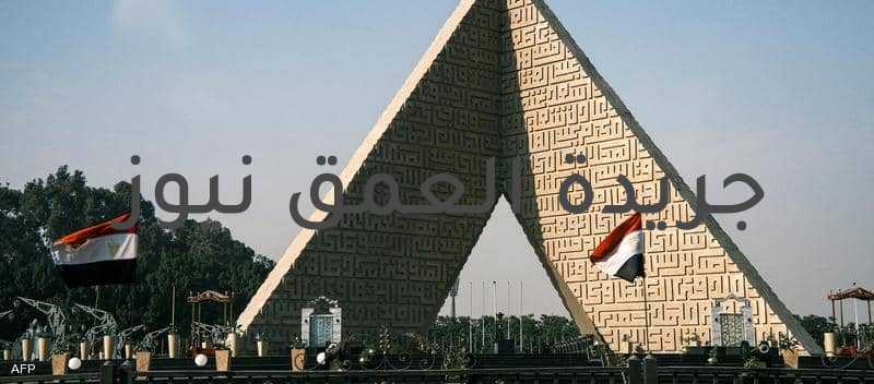 تفاصيل جنازة جيهان السادات... تُدفن بجوار المنصة كتب/أيمن بحر كشف البرلماني السابق محمد أنور عصمت السادات كشف أن جنازة جيهان السادات أرملة الرئيس الراحل محمد أنور السادات ستقام عصر اليوم بمنطقة المنصة أمام النصب التذكاري للجندي المجهول في مدينة نصر شمالي القاهرة حيث اغتيل زوجها. وقال محمد أنور عصمت السادات وهو ابن شقيق الرئيس المصري الراحل إن العائلة جرى إبلاغها بحضور الرئيس المصري عبد الفتاح السيسي وكبار رجال الدولة للمشاركة في الجنازة في خطوة تكريم للراحلة. وأوضح أن السبب في تحديد هذا المكان للجنازة هو وصية الراحلة بأن يتم دفنها إلى جانب زوجها الرئيس الراحل في قبره الموجود بجوار قبر الجندي المجهول في نفس المنطقة.وجرى دفن الرئيس الراحل في هذا المكان الذي تم اغتياله فيه يوم السادس من أكتوبر عام 1981 خلال العرض العسكري للاحتفال بنصر حرب أكتوبر. وعن تفاصيل الأيام الأخيرة في حياة جيهان السادات قال البرلماني السابق إن زوجة عمه كانت تعاني من مرض السرطان على مدى عامين وعولجت منه في الولايات المتحدة لكن منذ قرابة 4 أشهر عادت لمصر وكانت تداوم على العلاج بالقاهرة.وأضاف أنها منذ حوالى أسبوعين تعرضت لوعكة صحية شديدة مما استدعى نقلها للمركز الطبي العالمي شرقي القاهرة وظلت في غرفة الرعاية المركزة. وكان السيسي ورئاسة الجمهورية في متابعة لحالتها أولا بأول ووجه الرئيس بتوفير كافة سبل الرعاية لها. وأوضح أنها تحسنت بالفعل في الأيام الأخيرة بفضل دعاء المصريين لها وبفضل الرعاية الطبية لكن صباح الجمعة تدهورت الحالة الصحية وحدث لديها خلل في الوظائف الحيوية للجسد ولم تفلح جهود الفريق الطبي الأجنبي والمصري في إنعاشها وفارقت الحياة.يذكر أن السادات توفيت صباح الجمعة عن عمر ناهز 88 عاما وكرمها الرئيس السيسي بمنحها وسام الكمال وإطلاق اسمها على أحد محاور الطرق الرئيسية شرقي القاهرة.