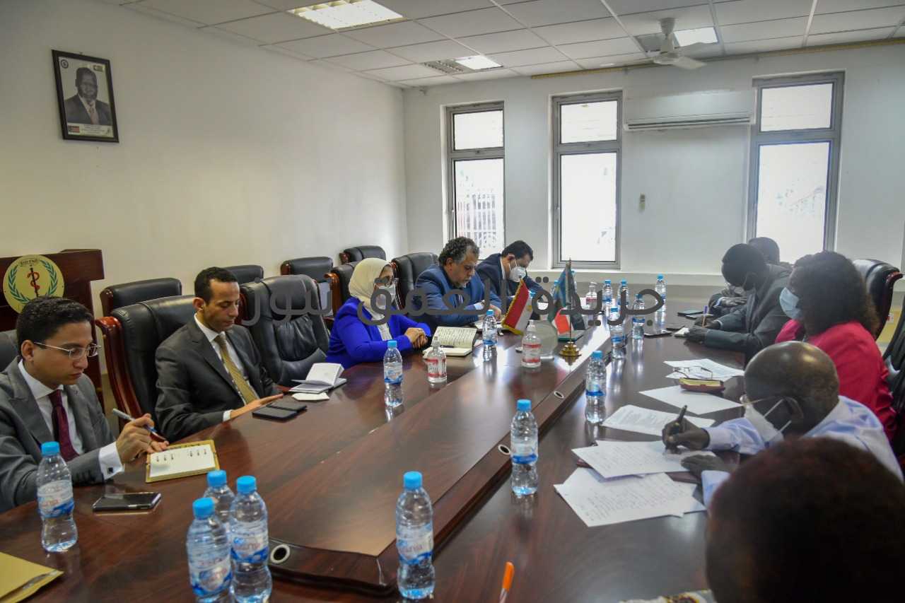 عاجل: جلسة مباحثات ثنائية بين زايد و نظيرتها الجنوب سودانية لمناقشة سبل التعاون بين البلدين في القطاع الصحي كتب/ محمد صوابى عقدت الدكتورة هالة زايد وزيرة الصحة والسكان، و وزيرة الصحة بجنوب السودان إليزابيث أشواي، جلسة مباحثات ثنائية، لمناقشة التعاون بين البلدين في القطاع الصحي، وذلك بمقر وزارة الصحة بجمهورية جنوب السودان. وأوضح الدكتور خالد مجاهد مساعد وزيرة الصحة والسكان للإعلام والتوعية والمتحدث الرسمي للوزارة، أن الاجتماع تناول سبل دعم القطاع الصحي بجنوب السودان لتلبية احتياجاته، في توفير وصناعة الأدوية والأكسجين الطبي، بالإضافة إلى النهوض بالمنظومة الإسعافية والتمريض، والارتقاء بالخدمات الطبية المقدمة للمرضى بالدولة الشقيقة، فضلاً عن التعاون في مواجهة جائحة كورونا وتوفير اللقاحات. وأضاف "مجاهد" أنه تم الاتفاق على تأسيس مدرستين للتمريض بالعاصمة جوبا، لتلبية احتياجات القطاع الصحي من التمريض، على أن يتولى الأطباء المصريين بجنوب السودان الإشراف على العملية التعليمية، مما يساهم في إتاحة الكثير من الفرص لتخريج كوادر تمريضية مؤهلة وقادرة على تقديم أفضل خدمة للمرضى بجنوب السودان. وتابع أن الدكتورة هالة زايد وزيرة الصحة والسكان وجهت بوضع خطة لرفع كفاءة وإعادة تجهيز العيادة المصرية المتواجدة في كل من مدينتي "بور" و"آكون"، لافتتاحهما وتشغيلهما تلبية لاحتياجات الجانب السوداني على غرار المركز الطبي المصري بالعاصمة جوبا، وذلك بالتنسيق مع وزارة الخارجية المصرية، مشيرًا إلى أن العيادتين تم افتتاحهما في عام 2013 وتوقف العمل بهما نتيجة الأحداث الداخلية بجنوب السودان. ‏ وأضاف "مجاهد" أن الوزيرة استمعت إلى التحديات التي تواجه الدولة الشقيقة في توفير الأكسجين الطبي، حيث أكدت استعداد مصر لدعم مصانع الحديد والصلب بجنوب السودان لإنتاج الأكسجين الطبي بالتنسيق مع وزارة التجارة والصناعة المصرية، وتبادل الزيارات بين المستثمرين في البلدين لنقل الخبرات في مجال التحول من إنتاج الأكسجين الصناعي إلى الأكسجين الطبي، مما يساهم في تلبية احتياجات الدولة الشقيقة خلال مواجهة جائحة كورونا. ولفت إلى أن الوزيرتان ناقشتا سبل التعاون لمواجهة جائحة فيروس كورونا، حيث تم الاتفاق على دعم مصر لجنوب السودان في دراسات التسلسل الجيني لفيروس كورونا، من خلال المعامل المركزية بوزارة الصحة والسكان المصرية والتي تمتلك أحدث الأجهزة التقنية في هذا المجال، كما أكدت الدكتورة هالة زايد حرص مصر على إمداد أشقائها الأفارقة وعلى رأسهم جنوب السودان بلقاحات فيروس كورونا المُنتجة من خلال المصانع المصرية، وذلك بعد تلبية الاحتياج المحلي. وأوضح "مجاهد" أن الاجتماع تناول مناقشة سبل الدعم بين البلدين في مجال الأدوية، لتوطين صناعة الدواء في جنوب السودان، من خلال التعاون بين الشركات المصرية وشركات الأدوية بالدولة الشقيقة. وأكد أن الوزيرة هالة زايد وزيرة الصحة ناقشت سبل التعاون للارتقاء بالخدمات الطبية المقدمة بجنوب السودان، حيث وجهت الدكتور محمد جاد مستشار الوزيرة للعلاقات الصحية الخارجية، بوضع خطة لدعم منظومة الإسعاف وتدريب العاملين بها للنهوض بالخدمات الإسعافية وذلك بجانب إمداد العاصمة جوبا ب 3 سيارات إسعاف مجهزة، كما أكدت الوزيرة تقديم كافة سبل الدعم للأطباء الجنوب سودانيين المتدربين ضمن برنامج الزمالة المصرية، موضحًا أن مصر تقدم ١٠ منح دراسية سنويًا للأطباء من جنوب السودان بمختلف التخصصات. و الوزيرة هالة زايد وزيرة الصحة وجهت بتجهيز عياة متنقلة في مجال الرمد تجوب أنحاء جنوب السودان، بالإضافة إلى استمرار إرسال القوافل الطبية في الرمد بصفة دورية لعلاج مرضى المياه البيضاء على العيون، كما وجهت أيضًا بدعم القطاع الصحي بجنوب السودان ب ٢٠ وحدة "مشرحة جثامين"، وذلك تلبية لاحتياجات الجانب السوداني. ومن جانبها، وجهت وزيرة الصحة الجنوب سودانية، الشكر للرئيس عبد الفتاح السيسي لدعمه الدائم لجمهورية جنوب السودان خاصة خلال مواجهة جائحة فيروس كورونا، مشيدة بالتعاون المثمر بين القطاع الصحي في مصر وجنوب السودان على مختلف الأصعدة. يُذكر أن الدكتورة هالة زايد وزيرة الصحة والسكان، قامت أول أمس الأربعاء، بزيارة بدأتها بدولة السودان، في إطار تبادل الزيارات بين مصر وأشقائها من دول القارة الأفريقية لتعزيز سبل التعاون في القطاع الصحي.