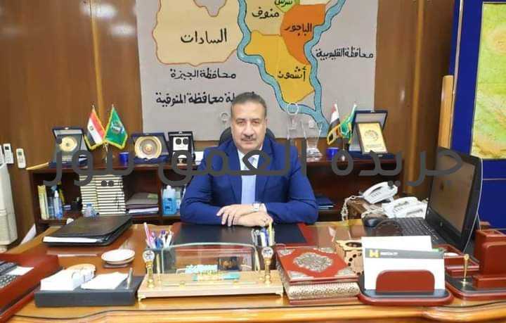 أبو ليمون: سأتابع بنفسي ميدانياً انتظام سير امتحانات الثانوية العامة و مدى الانضباط والنظام للجان داخل المدارس كتب/ ياسر صحصاح تستعد محافظة المنوفية غدا لاستقبال مارثون امتحانات شهادة الثانوية العامة للعام الدراسي 2020-2021 وذلك باستعداد الأجهزة التنفيذية في شتى قطاعات المحافظة لمواجهة هذه الامتحانات وإخراجها على أكمل وجه ، وذلك تنفيذاً لتكليفات اللواء / إبراهيم أحمد أبو ليمون محافظ المنوفية برفع درجة الاستعدادات القصوى لاستقبال ماراثون امتحانات الشهادة الثانوية العامة 2020/201 بالمحافظة واتخاذ كافة التدابير الوقائية والاحترازية حفاظاً على صحة وسلامة الطلاب. وقد شدد محافظ المنوفية على رفع درجة الاستعدادات القصوى لانطلاق ماراثون امتحانات الشهادة الثانوية العامة 2020/2021 والتي من المقرر انطلاقها يوم السبت الموافق 10 يوليو الجاري ، مشدداً بضرورة الاستمرار في اتخاذ كافة التدابير الوقائية والاحترازية وتطهير وتعقيم اللجان قبل وأثناء الامتحانات وتوفير المطهرات اللازمة والتأكيد على الطلاب بارتداء الكمامات الطبية وتوفير المناخ المناسب والآمن للطلاب خلال فترة انعقاد الامتحانات في ظل تداعيات فيروس كورونا المستجد. أكد المحافظ على أنه سيتابع بنفسه ميدانياً انتظام سير الامتحانات للوقوف مدى الانضباط والنظام والحالة العامة للجان داخل المدارس والتأكد من تطبيق الإجراءات الاحترازية والوقائية ، موضحاً على المتابعة المستمرة لسير الامتحانات من خلال ربط غرفة العمليات المركزية بالمحافظة بغرفة العمليات بمديرية التربية والتعليم وغرف عمليات المدن والمراكز لتلقى أية بلاغات عن سير الامتحانات بالمدارس علي مستوى المحافظة والعمل على سرعة حلها بهدف خروج المحافظة بالشكل اللائق بها حفاظاً على العملية التعليمية. من ناحيته صرح أحمد سويد وكيل وزارة التربية والتعليم بالمنوفية بأنه تم تجهيز عدد 126 لجنة امتحانية بنطاق الإدارات التعليمية على مستوى المحافظة لاستقبال ما يقرب من 33 ألف و 223 طالب وطالبة بواقع 14 طالب بكل لجنة طبقاً للتعليمات الوقائية بالتباعد بين الطلاب حفاظاً على سلامتهم، مشيراً إلى أنه تم الإنتهاء من تجهيز وفرش 22 استراحة بالقرب من اللجان الامتحانية لاستضافة المشاركين في العملية الامتحانية من المنتدبين المغتربين. وعلى جانب آخر وتنفيذاً لتوجيهات محافظ المنوفية ، فقد أوضح وكيل وزارة التربية والتعليم بأنه تم توفير الكواشف الحرارية بجميع اللجان علاوة على بوابات التعقيم والمطهرات وتم التنسيق الكامل مع الجهات الأمنية لتأمين أعمال الامتحانات ومراكز توزيع الأسئلة وكذا التنسيق مع مديرية الصحة لتوفير سيارات الإسعاف أمام اللجان فضلاً عن تواجد الزائرة الصحية بكل لجنة لعمل الإسعافات الأولية فى حالة حدوث أية طوارىء، هذا وقد تم التنسيق مع شركة مياه الشرب والصرف الصحي بعدم قطع المياه بمناطق اللجان الامتحانية أثناء فترة الإمتحانات حرصا على الطلاب والمشاركين في أعمال الامتحانات ، كما تم التنسيق مع شركة كهرباء المنوفية والتأكيد على انتظام التيار الكهربائي بمناطق اللجان الامتحانية والتعامل الفوري في حالة الطوارئ أثناء فترة عقد الامتحانات . ومن جانبه شدد محافظ المنوفية على رؤساء الوحدات المحلية للمراكز والمدن برفع درجة الاستعداد والمتابعة اليومية للجان الامتحانات كل في نطاقه ومنع الباعة الجائلين من التواجد بجوار المدارس والاهتمام بمستوى النظافة العامة للطرق ومحيط اللجان لتوفير جو من الهدوء للطلاب والتعامل الفوري مع أي معوقات وتذليلها بما لا يعكر صفو الامتحانات .