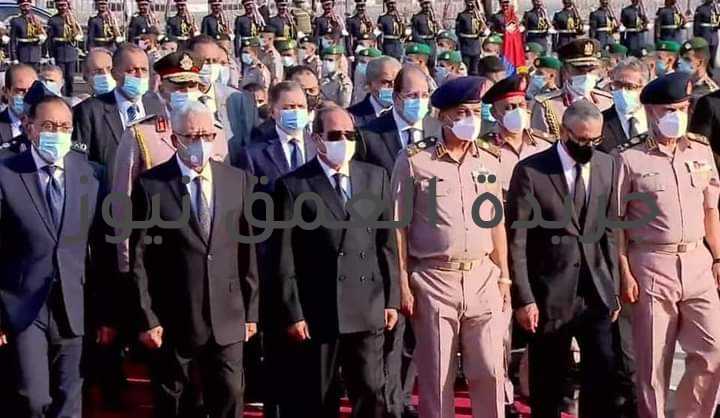 الرئيس السيسي يتقدم جنازة السيدة چيهان السادات قرينة الرئيس الراحل أنور السادات كتب/ هاني قاعود تقدم الرئيس عبدالفتاح السيسي، جنازة السيدة جيهان السادات قرينة الرئيس الراحل محمد أنور السادات. ووصلت عربة الإسعاف التي تقل جثمان السيدة جيهان السادات إلى ميدان المنصة بمدينة نصر تمهيدا للجنازة. وتوفيت السيدة جيهان السادات التي توفيت، اليوم الجمعة، بعد صراع مع المرض في المركز الطبي العالمي. وقالت رئاسة الجمهورية، في بيان اليوم، إن "السيدة جيهان السادات قدمت نموذجاً للمرأة المصرية في مساندة زوجها في ظل أصعب الظروف وأدقها، حتى قاد البلاد لتحقيق النصر التاريخي في حرب أكتوبر المجيدة الذي مثل علامةً فارقةً في تاريخ مصر الحديث، وأعاد لها العزة والكرامة". وأصدر الرئيس عبدالفتاح السيسي قراراً بمنح السيدة جيهان السادات وسام الكمال، مع إطلاق اسمها على محور الفردوس.
