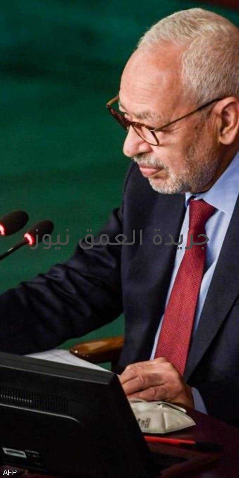 كتل نيابية تكشف دور الغنوشي... فوضى وعنف في برلمان تونس كتب/أيمن بحر ما زال البرلمان التونسي مسرحا لخلافات متكررة بين النواب التي تصل حد العنف بمختلف أشكاله، ولا تكاد تتوحد بعض المواقف داخل قاعاته حتى يختصم أصحابها من جديد الأمر الذي عطل عمل البرلمان ودوره في مناقشة مواضيع ملحة لدى المواطن التونسي فيما تأجل التصديق على عدة تشريعات. ويحمل مراقبون مسؤولية ما آل إليه الوضع تحت قبة البرلمان في العاصمة التونسية إلى سوء إدارة رئيسه راشد الغنوشي الذي يتمسك بمنصبه رغم المعارضة الشديدة التي يلقاها من أغلب النواب ورغم عجزه عن لملمة شتاته و إدارة جلساته باقتدار. ويوم الخميس، اتهمت ثلاث كتل نيابية وهي الكتلة الديمقراطية وكتلة الإصلاح وكتلة تحيا تونس في مؤتمر صحفي رئيس البرلمان راشد الغنوشي بالدكتاتورية و بأنه ينتهج سياسة الكيل بمكيالين في إدارة الجلسات معلنة مقاطعة اجتماعات مكتب البرلمان وأشغال اللجان. وطالب النواب الممثلون للكتل الثلاث في مؤتمرهم الصحفي بمتابعة قضائية للنائبين المقربين من حركة النهضة واللذين اعتديا بالعنف على رئيسة الحزب الدستوري الحر عبير موسي مؤخرا. وقال أمين عام حركة الشعب زهير المغزاوي إن البرلمان أصبح رهينة لدى راشد الغنوشي، و إن العنف استشرى بتواطؤ منه مؤكدا أن عمل البرلمان أصبح بعيدا عن مصالح التونسيين بفعل عبث الغنوشي وهو ما تتفق حوله الكتل في المعارضة وفي الحكومة وفق تعبيره. من جهته أوضح رئيس كتلة تحيا تونس مصطفى بن أحمد، أن ممثلي الكتل النيابية قرروا مقاطعة أشغال مكتب البرلمان على خلفية خرقه للإجراءات الاستثنائية ومنها أن يتم تمرير كل القرارات التي لها علاقة بالمالية العمومية ضرورة عبر خلية الأزمة بالبرلمان وهو ما تجاوزه الغنوشي و مكتبه عند تمرير القانون المتعلق باتفاقية تونس مع صندوق التنمية القطري التي تلقى انتقادات شديدة من سياسيين واقتصاديين. يأتي هذا فيما أكد رئيس كتلة الإصلاح حسونة الناصفي أنهم لن يعودوا إلى اجتماعات مكتب المجلس إلا بعد اتخاذ إجراء تأديبي ومتابعة قضائية ضد النائبين الصحبي سمارة و سيف الدين مخلوف اللذين مارسا العف ضد زملائهم في البرلمان متهما الغنوشي بالتلاعب بالمؤسسة التشريعية. وبدوره اعتبر النائب المستقل منجي الرحوي أن البرلمان تحت قيادة الغنوشي تحول إلى ساحة لإهانة المرأة أمام أنظار العالم داعيا التونسيين للانتفاضة على المنظومة الفاسدة برئاسة الغنوشي وفق تعبيره.الجدير بالذكر أن رئيس حركة النهضة و رئيس البرلمان راشد الغنوشي يواجه هذه الانتقادات أيضا في المشهد السياسي برمته، وحتى في الشارع التونسي. و تشير استطلاعات الرأي التي تنجزها مؤسسة سيغما كونساي بشكل دوري إلى إنخفاض ثقة التونسيين في شخصه حتى أنه يتذيل الترتيب في كل الاستطلاعات ب 81 في المئة من التقييمات السلبية كأكثر شخصية لا يثق فيها التونسيون و لا يريدونها أن تلعب أي دور سياسي.ووسط كل الانتقادات التي تُوجه لأداء رئيس البرلمان راشد الغنوشي حتى داخل حزبه يواصل مناوراته السياسية بينما تعيش البلاد وضعا صحيا واقتصاديا تقول كل المؤشرات إنه أصبح كارثيا. في غضون ذلك، تعلن القوى البرلمانية المعارضة له أنها انطلقت في مسار المقاومة الحقيقية واصفة إياه بـالدكتاتور الذي اختطف البرلمان لتحقيق مآربه.