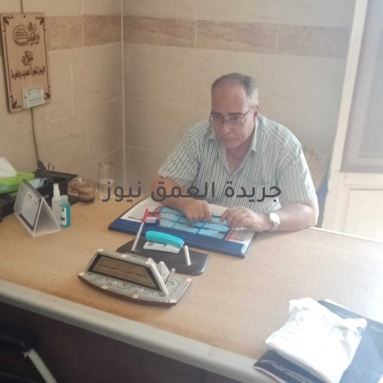 اللجنة الطبية ببنها تعمل بكفاءة عالية وتلتزم بكافة الإجراءات الاحترازية و الوقائية كتب/ محمد صوابى بالرغم من قلة عدد الأطباء باللجنة الطبية بالتأمين الصحي ببنها و برغم الظروف التي تمر بها البلاد و العالم العربي من انتشار فيروس كورونا إلا أن الدكتور عبد العزيز النويشي رئيس اللجنة الطبية و العاملين باللجنة الطبية يمارسون أعمالهم بكفاءة عالية وتلتزم بكافة الإجراءات الاحترازية و الوقائية حيث يتردد على اللجنة الطبية شبه يوميا ما يزيد عن 200 حالة تشمل إجازات مرضى بأجر كامل و بالإضافة إلى توقيع الكشف على الحالات التي تستحق معاش بنسبة العجز الكامل و عجز جزئي وذلك للسادة المؤمن عليهم تأمينات أجتماعية و الحالات التي تستحق معاش عن الوالد او تستحق معاش عن الأم و توقيع الكشف على جميع الحالات التي يتم تعيينها الآن من تعيين دفعة جديدة من التمريض والتي يتم توزيعهم لسد العجز بالمستشفيات بوزارة الصحة و المستشفيات الجامعية طالب د عبد العزيز النويشي رئيس اللجنة الطبية بنها من رئاسة الهيئة العامة للتأمين الصحي التعاقد مع طبيب على أن يكون عضوا في اللجنة الطبية وذلك لدعم اللجنة الطبية الموجودة حالياً ومنها الدكتور سيد اللمظ عضو اللجنة الطبية و السيدة سماح أيمن سكرتير اللجنة الطبية. وآخرين ولا شك أن هذه اللجنة الطبية و جميع العاملين بها يبذلون كل الجهد من أجل راحة المرضى المنتفعين بخدمات التأمين الصحي فلهم كل الشكر والتقدير. العرفان على ما يقدمه من جهد عظيم طوال فترة العمل من أجل إنهاء ملفاتهم و خدمتهم على أكمل وجه دون شكوى و قد تلاحظ ان مكتب الدكتور عبد العزيز النويشي رئيس اللجنة الطبية مفتوح لتلقى اي شكاوى من السادة المنتفعين بالتأمين الصحي و المواطنين و سرعة العمل على حلها و ذلك بالتعاون مع إدارة اللجنة الطبية و العاملين باللجنة. وذلك تحت إشراف الدكتور أيمن الأمين رئيس اللجان الطبية و الدكتورة سوسن دسوقى المعداوي نائب رئيس اللجان الطبية و الدكتور عصام عبد المنعم مدير عام منطقة التأمين الصحي ببنها وذلك تحت رعاية الدكتور محمد ضاحي رئيس الهيئة العامة للتأمين الصحي و الدكتورة منال عرفة نائب رئيس الهيئة العامة للتأمين الصحي.