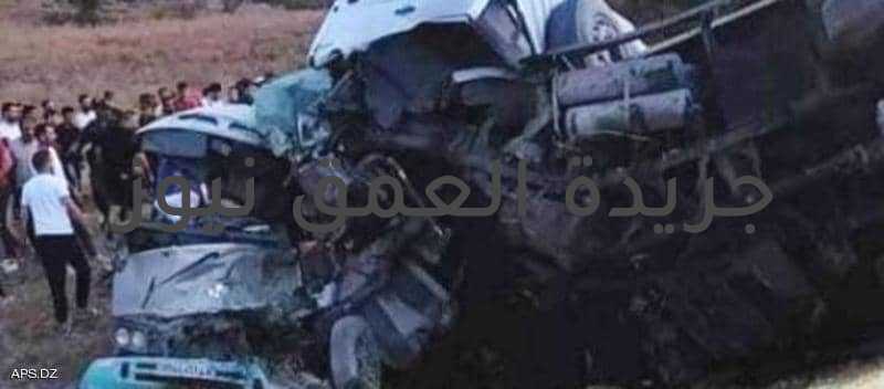 وفاة 27 شخصا على الأقل في حادثي سير في الجزائر كتب/ أيمن بحر وأوردت وكالة الأنباء الجزائرية الرسمية أن 18 شخصا بينهم ستة أطفال قضوا مساء الجمعة من جراء اصطدام بين حافلة ركاب وشاحنة على طريق يربط بين قسنطينة وجيجل في شمال شرق البلاد. وفي برج باحي مختار في أقصى جنوب البلاد أوقع اصطدام بين عربة رباعية الدفع وشاحنة تسع وفيات وفق قناة الحياة التلفزيونية الجزائرية.ونقلت وكالة الصحافة الفرنسية عن القناة إن أسباب الحادث قد تكون سوء الرؤية في هذه المنطقة الصحراوية. وبحسب المندوبية الوطنية للسلامة المرورية وهي هيئة حكومية قضى 3275 شخصا في حوادث سير في الجزائر في العام 2019 فيما أصيب أكثر من 30 ألفا وذلك في حصيلة سجّلت تراجعا طفيفا مقارنة بالسنوات السابق