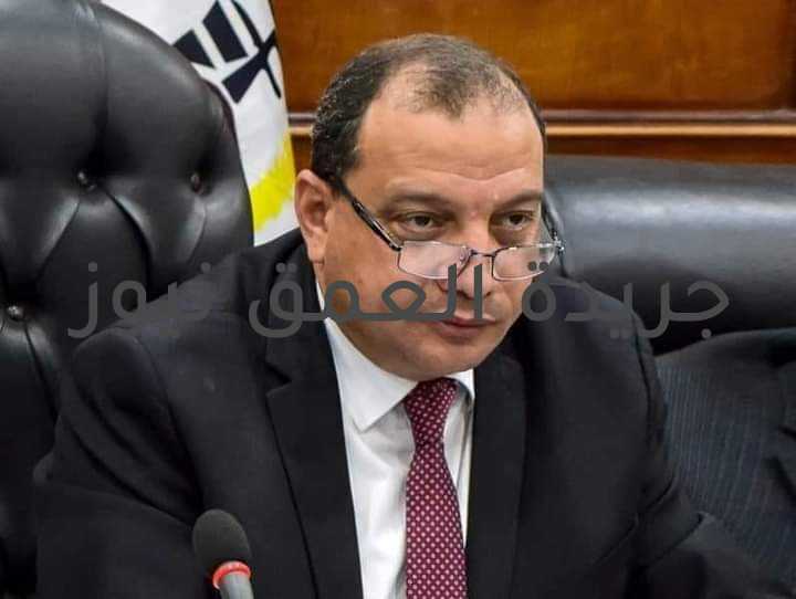 رئيس جامعة بني سويف يستجيب لاستغاثة طالبه كتب / عماد أبو العمرو استجاب الدكتور منصور حسن رئيس جامعة بنى سويف، اليوم، في لافتة إنسانية لاستغاثة طالبة بكلية التربية تعاني من شلل بالأطراف الأربعة وصعوبة بالغه بالتنفس والبلع نتيجة التهاب حاد بالأعصاب الطرفيه حيث وجه على الفور التموين الطبي بمستشفى بني سويف الجامعي بسرعة شراء الحقن اللازمة لعلاجها والبالغ عددهم 56 حقنة بتكلفة 200 ألف جنيه. وأوضح الدكتور منصور أنه أجري اتصالاً هاتفياً مع أسرة الطالبة للاطمئنان على حالتها حيث تم حجزها داخل مستشفى بني سويف الجامعي ويتم حالياً تقديم كافة الخدمات الطبية والعلاجية اللازمة لحين تماثلها للشفاء واستقرار حالتها الصحيه، متمنياً الشفاء العاجل لها وعودتها لأسرتها وأصدقائها مرة أخرى. وأكد رئيس جامعة بني سويف أن الجامعة لا تدخر جهداً لمساندة أبناءها الطلاب في كل ما يحتاجونه، قائلا " مكتبي مفتوح في أي وقت من أجل أعضاء هيئة التدريس والعاملين والطلاب" ووجه رئيس جامعة بنى سويف، عميد كلية الطب ومدير المستشفى بضرورة متابعة حالة الطالبة على مدار الساعة لحين تماثلها للشفاء.
