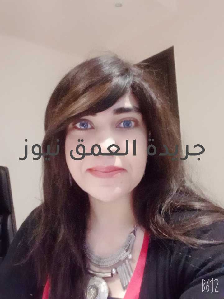 "أريدُ إعترافُكَ هذا الصباحُ، فأقبِلُ" بقلم/ د.نادية حلمى ما عساكَ صباحَ اليومُ لى قائِلٌ؟ وأىُ شئٍ يا تُرى لم تقُل؟ لم أعثُرْ سِوى على سطرٍ وحِيدٍ مِنكَ فِى مللْْ وكأنكَ تُريدُ إعتِرافاً فِى حضرةِ الحرفِ والكلمْ مُحتملْ كانَ أصدقَ ما كتبتُه فوقَ خطٍ لى فِى أحدِ أوقاتِ فراغِكْ فِى العملْ قد كُنتَ واقِعاً تحتَ ضغطٍ وإِنشِغالٍ، دُون حتى أنْ تُجاوِبُنِى السُؤالْ أريدُ إِقراراً مِنكْ بِالورقة والقلمْ، مِنْ أجلِ معرفةِ الحقيقة بِدُونَ إِنعِزالٍ وخذلْ كما أُريدُ أنٌ تُراجِعْ ما كتبتْ، بعد أن يجِفُ عرقِكْ على مهلْ خبرتُ شِعُوركْ، فأدركتُ أنكَ تُريدُ ما لا تُجيدْ فتسترسِلُ فِى جَدلْ كما تُجيدُ ما لا تُرِيدُ فِى إِنتقاءٍ مُبتذلْ لِذا إِرتأيتُ، بِأنْ تستهلَ بِما قد تُريدُ أو تُجيدْ فِى إِيجازٍ مُفصلٍ فكُلُ موجِزٍ هو بِالقولِ المُحددِ، غايتهُ التقرُبَ والوصلْ أبدأ كلامكَ معِى بِخُطوطٍ عريضة لِمعرفةِ تفاصيلِ الحِكاية بِلا إطراءٍ أو غزلْ أبتعِد عن نبرة تعالٍ أوٍ إِختِيالْ أو عطاءٍ جزِلْ لّوِنْ الصفحاتْ بِألوانٍ دقيقة، لِأفهم المضمُونَ بِشكلٍ مُختزلْ لا تترُكْ فراغاً يُبطئُ كشفَ مدارككْ، فلا تُستغلْ فقدْ تُصابُ بِغيرِ حُسنِ فِهمْ مِن آخرينَ، فتشعرُ بِإِنخِذالٍ وفشلْ لا ترتعِشْ خائِفاً، ولا تُهملُ سردَ القضيِة فِى إِفتِعالٍ مُنتحلْ أُريدُ توصيفاً لِملامِحْ سِطُوركْ بِلا إجتِزاءٍ مُنفصِلْ واليوم أشعُرُ، وكأنكَ على غيرِ عادتكْ تُخفِى عنِى أمراً أو حادِثْ جللْ وأنا خبرتُ معدنكْ بِتفحُصِكْ وعِشرتِك سنينَ طُوالٍ، وطُموحكَ مُتأصِلٌ فعلِمتُ أحوالَ عنكَ مِنْ خِلالِ الإِتِصالِ بِك أعواماً تُكبلُ كم كُنتَ دوماً تُحاوِلُ الإخفاءَ، ولِشُئونِكَ تُستأصِلُ لعلُكَ تُودُ أنْ تقُولَ لى شئٌ خطيرٌ مُقتضبْ وعلى عجلْ والنفسُ تشعُرْ بِأنّ وراءِ شأنُكَ، إِبهامٌ أو غِمُوضٍ مِنْ الغيرِ مُتخاذِلٌ وكأنّ داخِلُكَ شئٌ عميقٌ ينزوِى، يبغى يقُولُ، فيشتعِلْ فأنطِقْ بِما لديكَ واضِحاً دُونَ إِرتِجالٍ أو خيالٍ يُنتشلْ فأنظُرْ وأكتُبْ بِغيرِ تردُدٍ، وإقتضِبْ، ولا بحديثٍ تُسترسَلُ فتُشتتُ البالَ بِسردٍ كثيرٍ، وتصيرُ كالتِمثالِ كالظِلٍ مُكبلٌ فأِبحثْ عنْ وقتِ فراغِ لِلكِتابةِ لِى دونَ إِستِكمالِ ما لديكَ، فتنشغِلْ لِذا، إنويتُ أن أستمِعُ لكَ بعدَ قليلٍ، لا لِغدٍ مُؤجلٌ فخُذْ وقتِكْ فِى إِستِمهالٍ، فلا تنامُ وتغفلُ أطلُبُ مِنكَ أنْ أتدبرُ ما قد ألمّ بٍكْ فِى وِضُوحٍ دُونَ إِشتِباكٍ مُتداخِلٌ وكُلِى تقديرٍ لكْ وإِجلالٍ مُشتعِلْ فرُبما ينجلِى الموضُوعُ بِحُسنِ تصرُفِنا معاً فِى إِستِدلالٍ مُعتدِلْ فتصرفْ كمسئُولٍْ وأقبلْ، ولا لِهمِكَ تستثقِلْ وأرجُو ألا تهربُ مِنى فِى غِمُوضٍ كعادتُكَ، وترتحِلْ