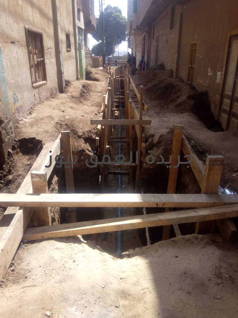 ٤٠.٣ مليون جنيه لتنفيذ مشروع الصرف الصحي بقرية الشيخ رحومة بسوهاج كتب/ حسن أبو خزيم أكد اللواء المهندس حسن محمود عبد الغنى القائم بأعمال رئيس مجلس إدارة شركة مياه الشرب والصرف الصحي بسوهاج والعضو المنتدب انه في اطار المبادرة الرئاسية حياة كريمة جارى تنفيذ اعمال مشروع صرف صحى قرية الشيخ رحومة بمركز طهطا بتكلفة اجمالية تبلغ ٤٠.٣ مليون جنيه لتخدم ٦٢٧٥ مواطن. واوضح رئيس مياه سوهاج انه تم الانتهاء من استلام موقع محطة الرفع التي تبلغ طاقتها التصميمية ١١١٠١ متر مكعب لكل يوم وكذلك جارى مد شبكات الانحدار التي تبلغ اطوالها ٧٥٥٥ متر وخط الطرد بقطر ٣٥٠ ملى متر بطول ٤٢٢٥ متر وانه بلغت نسبة تنفيذ الأعمال حتى الآن 44.5% على ان يتم الانتهاء من تنفيذ المشروع في ديسمبر من العام الجاري.
