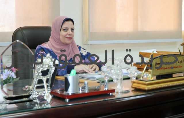 باحثة بالجامعة المصرية الروسية تبتكر نموذجاً آليًا لمراقبة جودة المياه كتب/ ماهر بدر شاركت الباحثة الدكتورة شيرين على طايع، الأستاذ المساعد بقسم الذكاء الإصطناعى، بكلية الإدارة والتكنولوجيا المهنية والحاسبات بالجامعة المصرية الروسية، فى ابتكار نموذج آلى جديد يعتمد على تقنية "الذكاء الاصطناعى"؛ لمراقبة جودة مياه "الأنهار، والبحيرات" تلقائيًا وديناميكيًا من صور"الأقمار الصناعية"، "عن بُعد" لمعالجة مشكلة عدم كفاية العينات وتوفير وقت وتكلفة جمع العينات من المواقع. أكدت الدكتورة شيرين على طايع، أن هذا النظام يتميز بقدرته على المراقبة والتنبؤ بجودة المياه "عن بُعد" تلقائياً وديناميكياً؛ بإستخدام تقنيات "الذكاء الإصطناعى"، والشبكات العصبية من خلال تحليل صور "الأقمار الصناعية"، ويعمل بكفاءة عالية فى المناطق الجغرافية المتغيرة، والمواسم المختلفة.. موضحةً أن النموذج يعتمد على استخدام بيانات صور "الأقمار الصناعية"، فى استنباط المعاملات الضوئية وغير البصرية، وتحديد العلاقات ذات المغزى بين المعاملات البصرية وغير البصرية لرسم "خريطة بصرية" بشكل مثالى للعوامل التى تحدد جودة المياه على صور الأقمار الصناعية. أضافت الأستاذ المساعد بقسم الذكاء الإصطناعى، أنه تم تطبيق النموذج على ثلاث مجموعات من البيانات لمناطق جغرافية مختلفة فى مواسم متنوعة، بإستخدام تقنيات الذكاء الإصطناعى والشبكات العصبية فى تحليل صور "الأقمار الصناعية"، والتنبؤ تلقائياً وديناميكياً بجودة المياه، المجموعة الأولى من "بحيرة ناصر"، صيف "أغسطس" لعام (٢٠١٦)، وتشمل بيانات هذه المجموعة خمسة قطاعات من الجنوب إلى الشمال وهى: "أبوسمبل، توشكى، المضيق، دهميت، وأسوان"، أنه تم اختيار ثلاثة مواقع لكل قطاع: الشرقى، الغربى، ومنتصف القناة الرئيسية من المياه السطحية، وقد تم دراسة (12) معياراً لجودة المياه. أشارت الدكتورة شيرين طايع، إلى أن مجموعة البيانات الثانية لـ"بحيرة ناصر"، ربيع "أبريل" لعام (٢٠١٦)، وتحتوى على (11) قطاعاً من الجنوب إلى الشمال وهى: "أركين، سارة، عدندان، أبو سمبل، توشكى، أبريم، وادى العرب، المضيق، العلاقى، جرف حسين، وكلابشة".. مشيرةً إلى أن مجموعة البيانات الثالثة لنبع خزان بن الويدان في "دولة المغرب"، ربيع "مايو" لعام (٢٠١٧) وتم دراسة خمسة معايير لجودة المياه. لفتت الأستاذ المساعد بقسم الذكاء الإصطناعى، إلى أنه تم اختيار صور "الأقمار الصناعية"، بناءً على عدة معايير؛ منها أن تكون الصور المختارة خالية من السحابة وتم الحصول عليها فى غضون أربعة أيام على الأكثر من القياسات فى الموقع.. كاشفةً عن أنه تمت مقارنة النتائج التى حصلنا عليها من صور "الأقمار الصناعية"، بنتائج تحليل العينات التى تم رفعها من المواقع لتحديد جودة المياه وأظهرت النتائج التجريبية للنموذج المقترح نتائج واعدة بدقة وصلت إلى 91.6٪ للمعلمات الضوئية ودقة 89٪ للمعلمات غير البصرية للثلاث مجموعات من البيانات. الجدير بالذكر، أنه تم نشر نتائج البحث، فى ورقة بحثية بعنوان "النموذج التنبئى الهجين لمراقبة جودة المياه على أساس بيانات صور الأقمار الصناعية Sentinel-2 L1C" فى المجلة الدولية "IEEE Access"، بالتعاون مع أ.د. محمد جوهر أستاذ ورئيس قسم الكيمياء شعبة المياه العذبة والبحيرات بـ"المعهد الوطنى لعلم المحيطات والمصايدNIOF "، وأ.م.د. مسعود إسماعيل، والباحثة جهاد حسن بكلية الحاسبات والمعلومات "جامعة الفيوم"، والدكتور سليم السيد، والسيد أيمن البدرى، ود. سعاد سباعى، باحثين فى NIOF بالمركز القومى لبحوث المياه المصرية بـ"وزارة الموارد المائية والرى"، وساعدوا فى تحليل قياسات المجال الكيميائى وتوفير البيانات الكيميائية للعينات. يذكر أن مجلة "IEEE Access" تأتى فى المرتبة رقم (84) من إجمالى (12515) مجلة فى تخصص "علوم الحاسب الآلى"، وتصنف ضمن: Top 10 ٪ "CiteScore من مجلات علوم الحاسب، وهى مدرجة ضمن تصنيف "Web of Science" بمعامل تأثير (4.98)، وكذلك ضمن تصنيف Scopus العالمى.