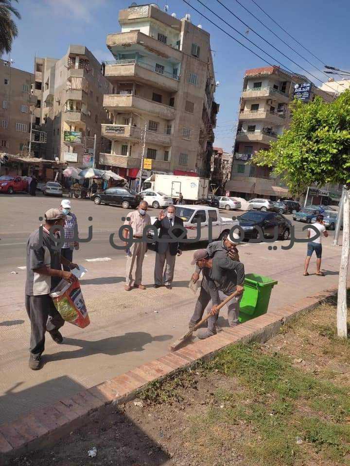 رفع ٢٥ طن قمامة و أتربة بالدقهلية كتب/ عبده خليل كلف الدكتور أيمن مختار، محافظ الدقهلية، المهندس نبيل الطيبي، سكرتير عام محافظة الدقهلية، بالإشراف على حملة مكبرة لرفع القمامة وكنس الشوارع والميادين بمدينة المنصورة ومتابعة أعمال الرصف ببعض شوارع المدينة حرصا على المظهر الحضاري وتوفير بيئة صحية وآمنة للمواطنين. ويأتي ذلك في الخطة الشاملة التي أقرها محافظ الدقهلية لتنفيذ حملات مكبرة يوميا وفقا لنظام الورديات وذلك لتحسين مستوى النظافة بمراكز ومدن وأحياء المحافظة. وفي هذا الإطار، أوضح الطيبي أن الحملة شملت اليوم تنفيذ حملة للنظافة لرفع كفاءة منطقة المشاية السفلية بنطاق حى غرب المنصورة حيث تم الدفع بقطاع الورشة الصناعية وتم كنس ورفع الاتربة من على جانبي الطريق بمحيط الشارع ، وغسيل الأرصفة والبردورات وتهذيب وغسيل الأشجار، كما تم ترميم الأرصفة والبردورات. و أشار الطيبي أن الحملة شملت نطاق حي شرق المنصورة، خاصة منطقة شارع قناة السويس، حيث تمت متابعة أعمال رصف ببعض الشوارع بنطاق الحي. وأكد الطيبي على استمرار متابعتة الشخصية يوميا لتنفيذ خطة رفع كفاءة الشوارع والميادين بالمراكز والمدن والأحياء ومتابعه النشاط اليومى لأعمال متابعه المشروعات التنموية وتحسين مستوى الخدمات المقدمه وذلك بهدف تحقيق إرضاء المواطنين بنطاق محافظة الدقهلية. حيث تم رفع أكثر من ٢٥ طن قمامة واتربة، وفي ذات السياق، قال الطيبي أنه لن يسمح بالفساد خاصة فى الأسواق ومحلات بيع كافة انواع السلع لتوفير الإحتياجات اليومية للمواطنين مشيرا لتكثيف الحملات لضبط الأسعار ومنع الغش التجاري والإحتكار ، حيث شن عدة حملات تموينية لضبط الأسعار و أسفرت عن تحرير 96 محضرا بمخالفات متنوعة بالمخابز التي شملتها حملات التفتيش ، و قرر إحالة المحاضر المحررة للنيابة العامة لإعمال شئونها ووجه لوكيل وزارة التموين بالدقهلية لمتابعة تصرفات النيابة في المحاضر المشار إليها. ومن جانبه، أوضح المحاسب السيد دايرة، وكيل وزارة التموين بالدقهلية، أن المحاضر المحررة شملت عدد 39 محضر نقص فى الموازين و عدد 37 محضر مخالفة للمواصفات القانونية وعدد 1محضر عدم وجود ماكينة وعدد8 محضر غلق فى مواعيد العمل وعدد 3 محضر عدم اعطاء بون و عدد 8 محاضر عدم وجود قائمة اسعار وذلك حرصا على صحة وسلامة المواطنين وكذا توفير مطالب وإحتياجات المواطنين من السلع والمواد التموينية والتصدى لجميع أنواع المخالفات وتطبيق القانون بكل الحسم والحزم.