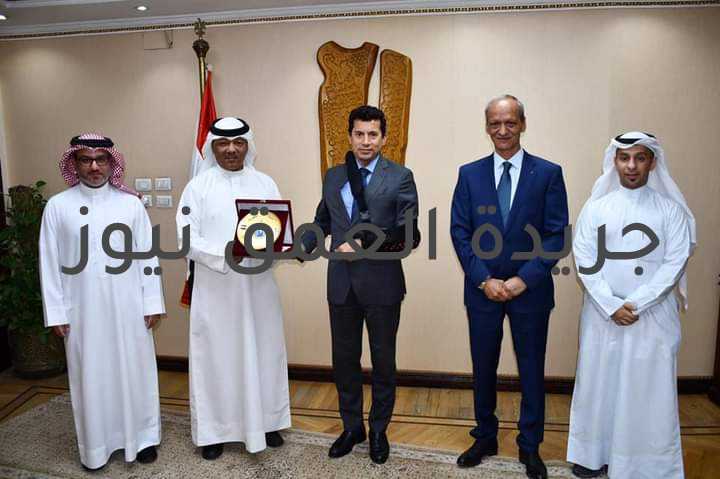 وزير الشباب يلتقي رئيس الاتحاد العربي للتطوع كتب/ طارق مصطفي التقي الدكتور أشرف صبحي وزير الشباب والرياضة ورئيس المكتب التنفيذي لمجلس وزراء الشباب والرياضة العرب، حسن بوهزاع رئيس الاتحاد العربي للتطوع، بحضور الكاتب الصحفي كمال عامر رئيس مجلس ادارة الاتحاد المصري للتطوع، لبحث أوجه التعاون بين الاتحادالعربي للتطوع ووزارة الشباب والرياضة، والاتحاد المصري للتطوع وذلك بديوان عام الوزارة. قال وزير الشباب والرياضة :"نسعي في وزارة الشباب والرياضة لنشر ثقافة التطوع بين النشء والشباب اعترافا باهمية التطوع علي مختلف الاصعدة، فالتطوع يحقق التنمية للوطن"، مشيراً الي ان التطوع يسهم في تكوين الشخصية الإيجابية للشباب ، ويعمل علي تعميق قيم الولاء والانتماء لدي الشباب. أضاف "صبحي" اننا نؤمن بأهمية دعم دور الشباب العربي في إيجاد حلول إبداعية وغير تقليدية للقضايا والملفات ذات الاهتمام المشترك بين الجانبين من خلال تبادل الخبرات بينهما، وكذلك تسليط الضوء على التجارب الناجحة التي يمكن الاستفادة منها"، موضحاً أن اشهار الاتحادات النوعية بجانب الإدارات المركزية بالوزارة لخدمة مستهدفات الوزارة وتسريع وتيرة العمل داخل الوزارة. ووجه الدكتور أشرف صبحي بضرورة التعاون بين الاتحاد العربي للتطوع والاتحاد المصري للتطوع في الفترة المقبلة من خلال مذكرة تفاهم بين الطرفين لتنفيذ العديد من الأنشطة والفعاليات التي تخدم مجال التطوع علي المستوي العربي. فيما قال رئيس الاتحاد العربي للتطوع: " إن التعاون الاول بين الاتحاد العربي ووزارة الشباب كان مثمر بشكل كبير من خلال الملتقي العربي والافريقي للشباب المتطوعين ورواد الاعمال"، مشيراً الي أن فكرة إقامته علي المستوي العربي والافريقي يُعد الأول من نوعه حيث جمع الشباب من الوطن العربي مع نظرائهم من القارة الافريقية، وساهم في تعريف هذه الفئة الشبابية بالتحديات والصعوبات المشتركة التي تواجه عملية التنمية في هذين العالمين العربي والافريقي. تحدث "بوهزاع" عن الجوائز التي يقدمها الاتحاد العربي للشباب في المجالات المختلفة، والأنشطة التي يقوم بها الاتحاد داخل مملكة البحرين وخارجها في مجال التطوع، متمنياً ان تشهد المرحلة المقبلة المزيد من الأنشطة المشترك بين الاتحاد ووزارة الشباب والرياضة المصرية.