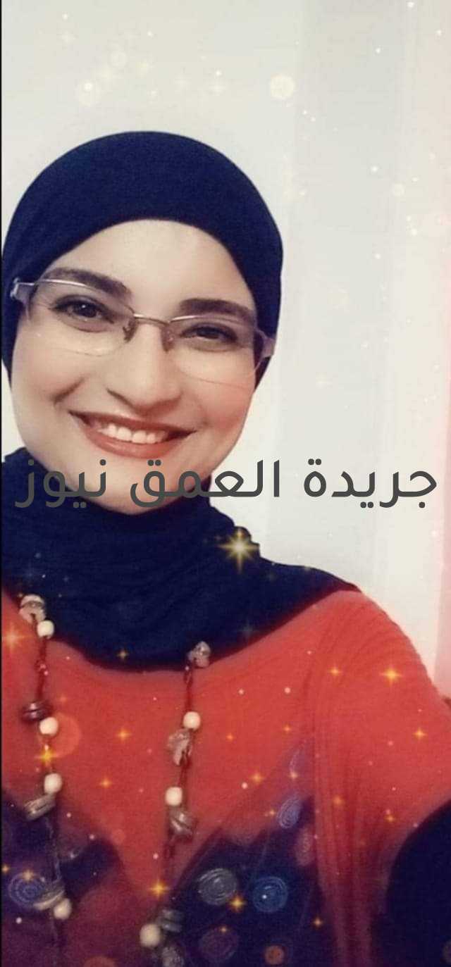 لماذا أنت حزين ؟ بقلم/ رحاب السيد لماذا أنت حزين؟ فربما أفقدك الله شيئا ليعطيك افضل، فرُب ولد فقدته خير ربما كان في المستقبل عاق، رُب وظيفة فقدتها خير من بقائها فربما كانت تدر عليك شر، فلماذا أنت حزين؟ فعسى كل مصيبة يأتي بعدها فرج، ألم تعلم بأنه يأتي مع العسر يسرا؟ إذاً فلماذا أنت حزين؟ رُب عين فقدتها أفضل مما كنت تنظر بها إلي محرم ويبدلك الله بجنة عوضا، رُب سمع فقدته خير من سماع قبح السن، فاصبر وعلى فقد لا تتذمر و تحزن، رُب عزيز فقدته خير ربما أنت فقط من تراه عزيز ولكنه ليس بذلك فلا تحزن، ربما يأخذ منك الله شئ لأنه لايليق بك وإن شكرت سيرزقك بالأجمل، رب صديق ليس بصديق أكرمك الله وأزاله عن طريقك فمع وجوده كنت ستصاب وجعا فأراحك الله من وجع لا تستحقه، ولك عوض منه الأفضل، رُب مال بوجودة كان سيصاب أبناؤك فساد فلذلك منعك الله أياه ففقر مع صلاح أبناء أفضل، و إن علمتم الغيب لأخترتم الواقع ،يرى الانسان دائماً الفقد والنقص ولا يري ما وراء ذلك من خير. فكن صبورا وتحلّ بالحكمة، ليس كل ما تتمنى خير لك، أحيانا تتمني الشر وتدعو به و أنت لا تعلم، فربما عدم مجيئه أفضل، ربما تتمنى من الله بنت فلن يعطيك ويعطيك ولد فتحزن ربما تقول لماذا يا الله ما أعطيتني بنت، ربما عمرك بالحياة قصير فتتركها و ترحل أعلمت بأن ولد لك أفضل، وربما تتمنى الولد يأتيك مدمن للمخدرات، مصاب داخليا بالعفن ليس به من صلاح، أعلمت بأن عدمه أفضل! فليكن دعاؤك دائما: "رب ارزقني ما تراه خيراً لي فأنت بالأشياء أعلم".