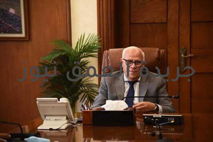 ٥٨ مسجد لأداء صلاة عيد الاضحي المبارك ببورسعيد كتب/ عبده خليل شدد اللواء عادل الغضبان، محافظ بورسعيد، على مديرية الأوقاف بالتأكيد على أئمة المساجد بضرورة التزام المصلين بالإجراءات الاحترازية والوقائية التي أصدرتها لجنة إدارة أزمة فيروس كورونا برئاسة رئيس مجلس الوزراء والخاصة بصلاة عيد الأضحى المبارك وعدم أصحاب الأطفال خلال أقامة شعائر صلاة العيد وغلق مصلى النساء والتعامل معها مثل صلاة الجمعة وبنفس الإجراءات الاحترازية المتبعة في هذا الشأن مع التشديد على مراعاة مسافة التباعد من قبل المواطنين والحرص على عدم التكدس وجلب المصلى الخاص بكل مصلي وارتداء الكمامات للجميع داخل المسجد حرصًا على صحة وسلامة المواطنين. وأعلن المحافظ بان صلاة العيد سوف تجري في ٥٨ مسجد بمختلف أحياء المحافظة وهي المساجد الكبري بالمحافظة. و وجه المحافظ بالقيام بأعمال تطهير وتعقيم ونظافة المساجد المعدة للصلاة وتقديم النصح للمواطنين عبر الأئمة والخطباء ومواقع التواصل الاجتماعى بعدم الذبح بالشوارع والطرقات والتوجة الي منطقة مجازر بورسعيد بالقابوطي الجديد .