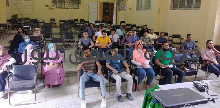 وكيل زراعة الفيوم يفتتح دورة مطبقي المبيدات الزراعية لمنح الشباب فرص عمل كتبت/ فاطمه رمضان افتتح الأستاذ الدكتور ربيع مصطفى، وكيل وزارة الزراعة بالفيوم، اليوم الأحد، دورة مطبقي المبيدات الزراعية لشباب الخريجين من المؤهلات العليا والمتوسطة والتي تنفذها لجنة مبيدات الآفات الزراعية بوزارة الزراعة واستصلاح الأراضى بقاعة الإرشاد الزراعي بالمديرية، و ذلك بحضور المهندس فؤاد محمد مدير عام إدارة المكافحة والمهندس مصطفى عبدالظاهر مدير عام الإرشاد الزراعي والمهندس فكرى سلطان رئيس قسم الرقابة على المبيدات. حيث رحب و كيل الوزارة بالخريجين، و قال أن ذلك التدريب يأتي فى إطار اتجاه الدولة لمكافحة غش المبيدات واستهداف نظام إنتاج غذاء آمن وخلق فرص عمل للشباب، من خلال تراخيص تتيح السيطرة على عمليات تداول المبيدات والحد من الغش وإنتاج غذاء آمن يحافظ على الصحة العامة والبيئة ويساهم في زيادة الصادرات المصرية. مشيرا أن الطبقة المستهدفة من دورة مطبقي المبيدات الزراعية هم خريجى الجامعات والمدارس الزراعية لتوفير فرص عمل أفضل لهم، مستعرضا الممارسات الخاطئة أثناء استخدام المبيدات الزراعية وأهمية الدورات التدريبية للشباب للتعريف بكيفية مكافحة الآفات الزراعية. وأضاف أنه سيجري منح المتدربين شهادة معتمدة من وزارة الزراعة؛ ليمارسوا من خلالها أعمال مكافحة الآفات وتطبيق الرش الأمثل والآمن للمبيدات الزراعية. وأكد وكيل الوزارة أن أهمية الدورة تأتي لضبط منظومة تداول و استخدام المبيدات لما له من فوائد عديدة منها القضاء على احتمالات تلوث المحاصيل والأراضي الزراعية والبيئة وتقليل ارتفاع مستويات متبقيات المبيدات في المحاصيل الزراعية مما يلحق الأضرار بالاقتصاد القومي من خلال التأثير على صادراتنا الزراعية للخارج. ونوه وكيل الوزارة، إن البرنامج يساهم بقدر كبير في تقليل كميات المبيدات التي تستورد أو تجهز محليا من خلال التوجيه وحسن الاستخدام بالإضافة إلى إنهاء ظاهرة غش وتهريب المبيدات ويهدف تدريب الشباب على أساليب المكافحة والاستخدام الآمن لها لتوعية المزارعين. وأشار الدكتور أيمن يوسف، منسق محافظة الفيوم لمطبقي المبيدات، إلى أنه يتولى عملية التدريب في دورة مطبقي المبيدات، مجموعة متميزة من أساتذة المعاهد البحثية المختلفة منها معهد بحوث وقاية النباتات ومعهد بحوث أمراض النبات والمعمل المركزي للمبيدات التابع لمركز البحوث الزراعية وتحت إشراف لجنة مبيدات الآفات الزراعية بوزارة الزراعة، وسيحاضر اليوم الدكتور سلام البلاسي باحث بمعهد بحوث أمراض النباتات. وأضاف منسق الحملة أن الدورة تأتي ضمن عدد من الدورات جرى تنفيذها من الشباب حملة المؤهلات العليا والمتوسطة تحت شعار "التدريب من أجل التشغيل".