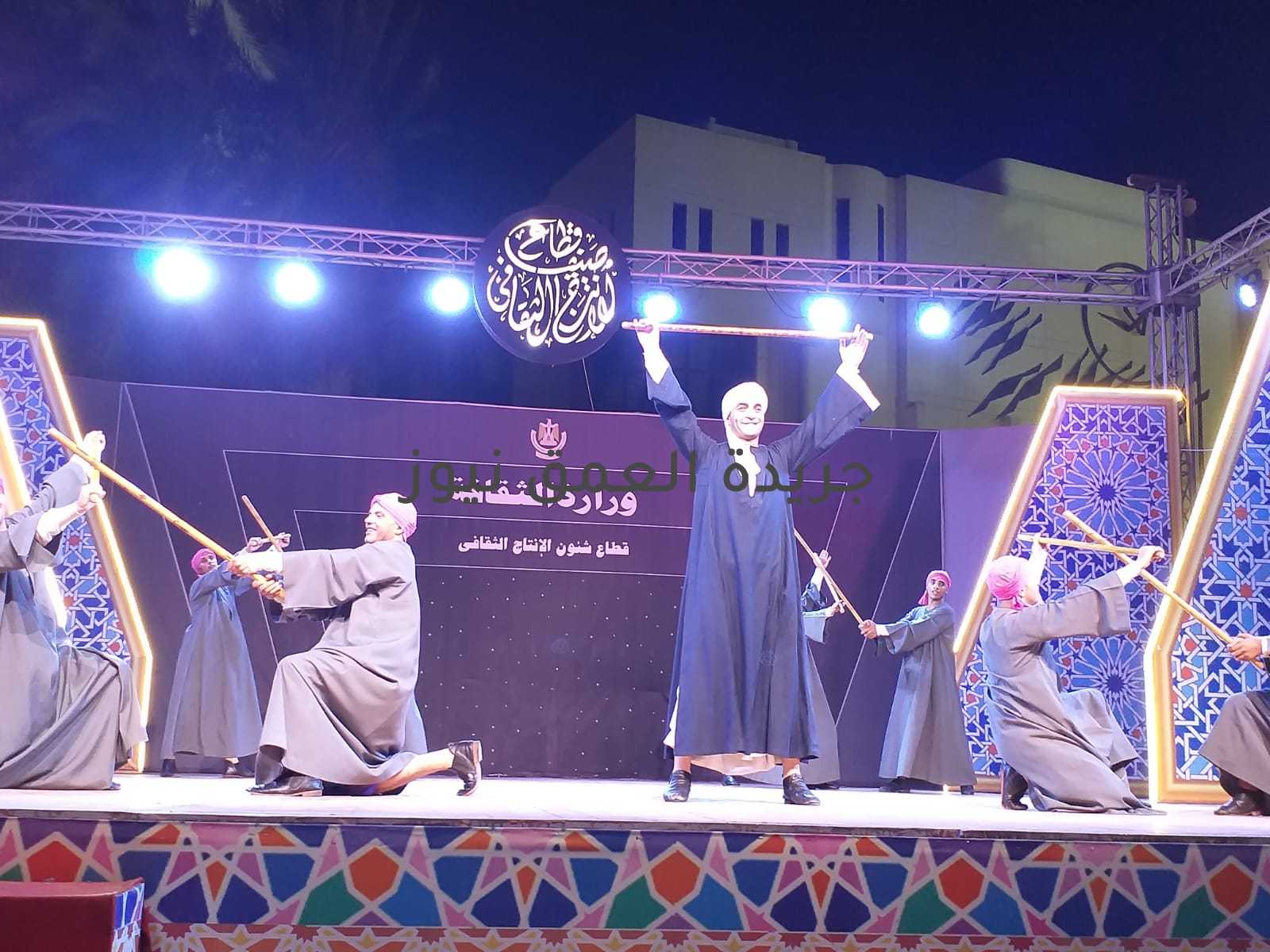 إقبال جماهيري على ليالى "صيف الإنتاج الثقافى".. وفرقة "رضــــا" تنير ساحة الهناجر كتب/ محمد صوابى شهد مسرح ساحة مركز الهناجر للفنون، أمس السبت، إقبالا جماهيريا على برنامج "صيف الإنتاج الثقافى" الذى ينظمه قطاع شؤون الإنتاج الثقافى برئاسة المخرج خالد جلال، وتستمر فعالياته حتى ١٦ سبتمبر المقبل . وتفاعل جمهور المسرح مع روائع رائد استعراضات الفن الشعبى الفنان محمود رضا، وأنغام الموسيقار على إسماعيل، التى تقدمها فرقة "رضــــا" بالبيت الفنى للفنون الشعبية والاستعراضية برئاسة المخرج عادل عبده، من خلال مجموعة من أروع استعراضاتها الفنية تحت إشراف الفنان وليد طموم مدير عام الفرقة، ومن المقرر أن تستمر فرقة رضا فى تقديم حفلاتها حتى ٣١ يوليو الجارى . وقدمت فرقة "رضــــا" أمس السبت، باقة من أشهر استعراضاتها الفنية التى تميزت بها طوال تاريخها الفنى العريق، منها استعراض "وردة يابلدى، الفلاحين، موشح آه لقلبى، سماح النوبة، العرقسوس، الحجالة، الطبول، النوبة" ومن المقرر أن تقدم الفرقة اعتبارا من يوم ٢٧ حتى ٣١ يوليو الجارى، مجموعة أخرى من أشهر استعراضاتها . يشار إلى أن برنامج "صيف قطاع الإنتاج الثقافي" يتضمن طوال مدته فقرات فنية وغنائية أخرى، تقدمها الفرقة القومية للفنون الشعبية، والفرقة القومية للموسيقى الشعبية، والسيرك القومى، وفرقة أنغام الشباب، إلى جانب عرض أوبريت "الليلة الكبيرة" لفرقة مسرح القاهرة للعرائس، وعرض العرائس "على بابا والأربعين حرامى" لفرقة تحت ١٨، ومسرحية "محل اللعب" لمركز الهناجر للفنون . ويقدم القطاع حفلاته بسعر تذكرة ٣٠ جنيه، مع تنفيذ الاجراءات الاحترازية للحد من خطر فيروس كورونا، والالتزام بنسبة القوة الاستيعابية المقررة، حرصا على الجمهور والعاملين بالقطاع .