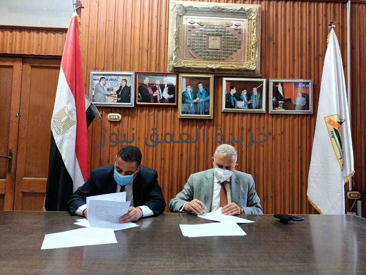 تعاون بين هندسة بنها وشركة مياه القليوبية لتنفيذ أعمال الاستشارات الفنية والهندسية للمشروعات كتب/ محمد صوابى وقع الدكتور عارف سليمان عميد كلية الهندسة ببنها ، والمهندس مصطفى مجاهد رئيس مجلس إدارة مياه الشرب والصرف الصحي فى القليوبية بروتوكول تعاون لتنفيذ أعمال الاستشارات الفنية والهندسية لمشروعات الشركة. جاء ذلك برعاية الدكتور ناصر الجيزاوي القائم بأعمال رئيس الجامعة ، والدكتور جمال سوسة المشرف علي قطاع خدمة المجتمع وتنمية البيئة. واشار عارف الى ان البروتوكول يؤكد استمرار التعاون بين كلية الهندسة ببنها وشركة مياه القليوبية لخدمة المجتمع وأهالي المحافظة من خلال قيام وحدة الورش والمعامل والاستشارات الهندسية بالكلية بتنفيذ أعمال الاستشارات الفنية والهندسية لمشروعات الشركة. من جانبه قال المهندس مصطفى مجاهد أن الهدف من البروتوكول هو الاستفادة من إمكانيات كلية الهندسة ووحدة الورش والمعامل فى أعمال الاستشارات والمشروعات الهندسية التى تقوم الشركة بتنفيذها بهدف تطوير الخدمات التي تقدمها لأهالي القليوبية خاصة وأن الكلية لديها خبرات سابقة في مثل هذه الأعمال.
