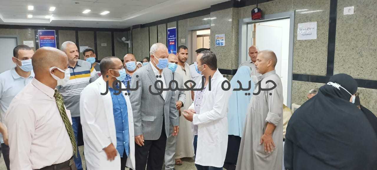 محافظ القليوبية يقوم بجولة مفاجئة بمدينتي بنها وكفر شكر لمتابعة منظومة النظافة و تفقد مستشفى كفر شكر المركزي  كتب/ محمد صوابى أجرى عبد الحميد الهجان، محافظ القليوبية، اليوم، الجمعة، جولة مفاجئه بمدينتي بنها وكفر شكر لمتابعة منظومة النظافة وعدد من المشروعات الجاري تنفيذها، بالإضافة إلى تفقد مستشفى كفر شكر المركزي و مركز اللقاحات والأمصال للتطعيم ضد فيروس كورونا. حيث بدأ المحافظ جولته بمدينة بنها لمتابعة أعمال النظافة بالشوارع، ووجه السيد رئيس المدينة بالمتابعة المستمرة ورفع القمامة من الصناديق أولا بأول والاهتمام بالشوارع الجانبية، كما تفقد الهجان شارع 10 بمنطقة الفلل بمدينة بنها بناء على شكوى المواطنين من ارتفاع مطابق الصرف الصحي بالشارع الجاري رصفه، وعلى الفور كلف المحافظ باستكمال أعمال الرصف حتى الوصول إلى المستوى المناسب للشارع، موجها بالبدء في الرصف خلال يومين ، كما وجه بإزالة جميع السيارات المخالفة لأماكن الانتظار بالشارع المجاور لمبنى مديرية الطرق والنقل بالمحافظة إمتداد الرياح التوفيقي، والتي تتسبب في تعطيل الحركة المرورية وتضييق الشارع، وذلك أيضا في استجابة لشكوى المواطنين. وتابع الهجان جولته المفاجئة بمستشفى كفر شكر المركزي، حيث تفقد قسم الاستقبال والطوارئ واطمأن على تواجد الأطباء، كما قام فريق المتابعة الميدانية بالمحافظة بمتابعة حركة دفاتر الحضور والانصراف للأطباء والعاملين بالمستشفى والتأكد من انتظام العمل بالمستشفى. وتفقد المحافظ أقسام الأشعة بمختلف أنواعها وقسم الغسيل الكلوي وحضانات الأطفال والأقسام الداخلية والمعامل حيث أوضح محافظ القليوبية، أنه تم تجهيز المستشفى بعدد 230 سرير وعدد 14 سرير عناية مركزة، و٢٩ حضانة للأطفال المبتسرين ووحدة للأشعة المقطعية، وتجهيز معمل الكيمياء بالتحاليل الطبية وفتح العيادات الخارجية، وتبلغ تكلفة المستشفى حوالي 220 مليون جنيه. كما تفقد المحافظ مركز اللقاحات والأمصال والذي يعد من أكبر مراكز تلقي اللقاح بالمحافظة حيث استقبل المركز كبار السن وأصحاب الأمراض المزمنة لتلقي لقاح فيروس كورونا، ممن أرسلت لهم وزارة الصحة رسائل لموعد تلقي اللقاح بعد تسجيلهم على الموقع الإلكتروني،حيث وجه المحافظ بزيادة الأطقم الطبية بالمركز لاستيعاب المترددين على المركز لتلقي اللقاح ووجه بتنظيم المواطنين في الأماكن المخصصة لهم، ومن الجدير بالذكر أن عدد من تلقى اللقاح من مواطني المحافظة بلغ ٨٤٦٧٧ مواطن ومواطنة، وذلك عبر ١١ مركز تطعيم لمصل كورونا وهي مراكز كفر شكر وسنديون بقليوب وسندبيس بالقناطر الخيرية و الأحراز بشبين القناطر ومشتهر بطوخ وبنك الدم بأسنيت والمركز الطبي العام بالقناطر الخيرية ومستشفى شبين المركزي ومستشفى رمد بنها ومركز طبي حجازي بحي غرب شبرا الخيمة والحي الثاني بالعبور . وخلال الجولة تفقد "الهجان"، المرحلة الأولى من المشروع القومي لتأهيل وتبطين الترع بالمحافظة، والتي يجري تنفيذها حيث تفقد المحافظ ترعة سيدي عامر بكفر شكر والتي تم الانتهاء من تبطينها بطول 3 كيلو و300 متر بتكلفة إجمالية 7 ملايين جنيه، حيث وجه المحافظ المواطنين بالقرية بالحفاظ على الترعة وعدم القاء المخلفات بها. وفي ختام الجولة، لاحظ سيادته وجود ملاهي وإشغالات تعوق الطريق عند قرية جمجرة بمدينة بنها، وعلى الفور وجه الهجان بسرعة نقلها لتيسير الحركة المرورية.