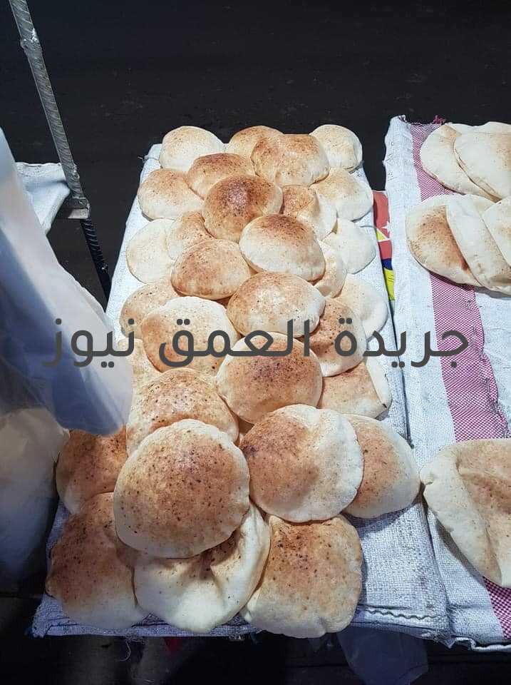 تحرير ٩٨٧ محضرا ومخالفة تموينية وتحصيل مليون ونصف جنيها في دمياط كتب عبده خليل شنت مديرية تموين دمياط ، حملة تموينية، مكبرة لإحكام السيطرة على الأسواق وأسعار السلع الغذائية، وضبط السلع مجهولة المصدر ومكافحة الغش التجاري والمنشآت بدون ترخيص، والتي أسفرت عن تحرير ٩٨٧ محضراً، فضلاً عن تحصيل غرامات مالية مستحقة على أصحاب المنشآت التموينية نظير الاستيلاء على أموال الدعم بمبلغ مليون ونصف جنيه من المال العام من البدالين ، وكذا تحصيل ما يقرب من ٧٥٠ألف جنيه أقساط مستحقه على المخابز التموينية لصالح الهيئة العامة للسلع التموينية . حيث تم تحرير عدد ١٠٨ محضر للمخابز بعد رصد مخالفات تتعلق بنقص وزن الرغيف والتوقف عن الإنتاج وعدم الالتزام بالمواصفات، وبمتابعة المرور على الأسواق تم تحرير ٨٧٩ محضر ما بين رصد حالات غش تجارى وبيع سلع مجهولة المصدر و عدم وجود شهادات صحية وعدم اعلان عن الاسعار والبيع بأزيد من السعر المقرر وبيع لحوم مكشوفة ومذبوحة خارج المجازر. وتم تحرير المحاضر الازمة وتولت النيابة العامة التحقيق.