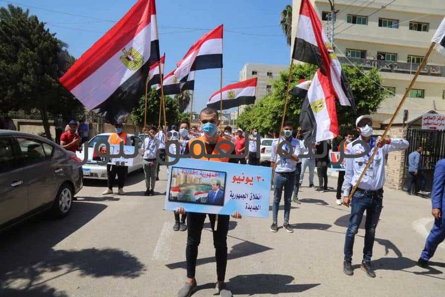 كفر الشيخ : انطلاق مسيرة للشباب والرياضة احتفالا بذكرى ثورة 30 يونيو متابعة-ياسرصحصاح أعطى عمرو البشبيشى ، نائب محافظ الشيخ، نائبا عن اللواء جمال نور الدين ، محافظ كفر الشيخ ، اشارة انطلاق مسيرة للشباب والرياضة ، احتفالا بثورة 30 يونيو ، وعرض المشروعات القومية العملاقة خلال ال7 سنوات ، بحضور الدكتور عزت محروس ، وكيل وزارة الشباب والرياضة ، واللواء شعبان مبروك ، رئيس مركز ومدينة كفر الشيخ ،وعبدالمنعم الكناني ، وكيل مديرية الشباب والرياضة ، وقيادات الشباب والرياضة . وانطلقت المسيرة بعد عزف النشيد الوطني، من أمام ديوان عام المحافظة ، مروراً ميدان النصر حتى مديرية الشباب والرياضة، شارك فيها الشباب والفتيات ، حاملين الأعلام المصرية ، ولافتات توضح المشروعات القومية التي تم إنجازها خلال ال7 سنوات في عهد الرئيس عبدالفتاح السيسي ، سواء على مستوى مصر أو بمحافظة كفر الشيخ. وأكد اللواء جمال نور الدين محافظ كفر الشيخ ،أن الرئيس عبد الفتاح السيسي، رئيس الجمهورية، حقق خلال ال7 سنوات نهضة شاملة في كل القطاعات والمجالات ، ضمت مشروعات قومية عملاقة لا يمكن تحقيقها إلا بعد عشرات السنوات ، مشيراً إلى أن في هذه الثورة تعد واحدة من أعظم الثورات في العالم بعد أن خرجت جموع الشعب المصري لرفض كافة مظاهر الخضوع لأية تهديدات إرهابية، وترسيخ مبادئ الدولة المصرية الحديثة، وصححت المسار واستعادت الوطن، ودور كل مصري في دعم جهود الدولة المصرية في مواجهة المكائد و الصعاب والمؤامرات، وستظل ثورة 30 يونيو المجيدة أيقونة الثورات العربية وعنواناً لإرادة المصريين، في مواجهة جماعات التطرف والإرهاب والتخريب، والعبور بمصرنا الحبيبة إلى بر الأمان، والانتصار لوحدتهم في مواجهة من يدعون للتفرق والانقسام، بمساندة قواتهم المسلحة الأبطال الذين ضربوا أروع الأمثال في التضحية والفداء، في استجابة طبيعية وشعبية خالصة لإرادة الشعب المصري العظيم الذي رفض الخضوع للتهديدات الإرهابية؛ معبراً عن إرادته لإحداث التغيير وتسليم القيادة إلى من استعاد مصر وأنقذها من الضياع والفوضى، داعيًا الله عز وجل أن يحفظ مصر الكنانة تنعم دائماً بالأمن والسلام ،طالباً من أجهزة وأبناء كفر الشيخ الحفاظ على روح ثورتهم العظيمة، و الإصرار والعمل والإنتاج، من أجل رفعة وطننا العظيم وتحقيق التنمية الشاملة في جميع المجالات.