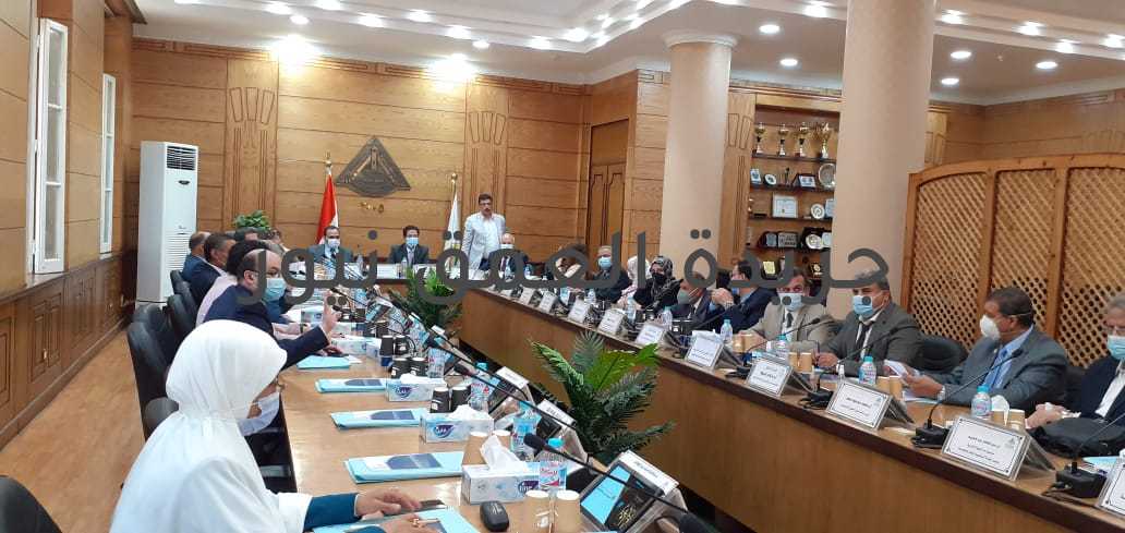 مجلس جامعة بنها يوجه الشكر للكليات المشاركة في مبادرة حياة كريمة بشبين القناطر كتب محمد صوابى وجه مجلس جامعة بنها فى جلسته الأخيرة التي عقدت برئاسة الدكتور ناصر الجيزاوي القائم بأعمال رئيس جامعة بنها ، وحضور الدكتور تامر سمير نائب رئيس الجامعة لشؤون التعليم والطلاب ، والدكتور جمال سوسة المشرف على قطاع خدمة المجتمع وتنمية البيئة الشكر الى عمداء الكليات وأعضاء هيئة التدريس والإداريين المشاركين فى المبادرة الرئاسية حياة كريمة بقرى مركز شبين القناطر خلال الفترة الماضية. وقال "الجيزاوى" انه مع انطلاق المبادرة الرئاسية حياة كريمة بقرى مركز شبين القناطر في محافظة القليوبية ضمن مبادرة الرئيس عبدالفتاح السيسي لتطوير القرى المصرية استعدت جامعة بنها من خلال قطاع خدمة المجتمع وتنمية البيئة للمشاركة في المبادرة وذلك بالتنسيق مع اللواء عبدالحميد محافظ القليوبية ، ومنسق مؤسسة حياة كريمة بالقليوبية، مشيرا الى انه تم إطلاق جولات لرصد احتياجات القرى ومتطلبات تنميتها من أجل توظيف إمكانيات الجامعة في تحقيق هذه الاحتياجات على أرض الواقع. من جانبه أكد الدكتور جمال سوسة المشرف على قطاع خدمة المجتمع وتنمية البيئة ان قطاع شئون خدمة المجتمع وتنمية البيئة بالجامعة والكليات قد وضع آلية المشاركة في مبادرة حياة كريمة ، لتطوير قرى مركز شبين القناطر من خلال تنظيم قوافل طبية ، وبيطرية ، وزراعية ، وإرشاد صحي ، ورصد للملوثات البيئية وتثقيفية للأهالي بقرى المبادرة بجانب إطلاق قوافل رياضية بمراكز الشباب للتعريف بأهمية ممارسة الرياضة والأنشطة الرياضية. واضاف "سوسة" أنه تم تحديد دور الكليات والقطاعات للمشاركة في المبادرة والتي تتضمن توفير الخدمات المختلفة للأهالي، وتطوير مشروعات البنية الأساسية، وتجميل مداخل القرى من خلال كليات الهندسة والتربية النوعية وطلاب كلية الفنون التطبيقية الذين قاموا بمجهودات عظيمة ضمن مشروعات تخرجهم هذا العام ، كما شاركت كلية التجارة بندوات عن المشروعات الصغيرة ودراسات الجدوى ، مشيرا الى ان الفترة الماضية قد شهدت تنظيم حملات طرق أبواب وقوافل متنوعة شارك فيها نخبة من الأساتذة وأعضاء هيئة التدريس والإداريين والطلاب بمختلف كليات الجامعة.