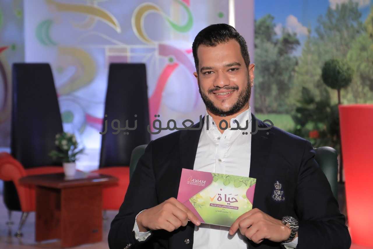 محمد الفولى يوضح كيفية اختيار العملية المناسبة لمريض السمنة كتبت هدي العيسوي كشف الدكتور محمد الفولى عضو هيئة التدريس بكلية الطب جامعة عين شمس واستشاري جراحات السمنة والمناظير وشفط الدهون، وصاحب مبادرة "صحتك أحلى"، أن كثير من المرضى يريد عمل تكميم معدة أو حزام معدة لأن مشاكلها أقل أو عملية تحويل مسار بسبب الوزن الزيادة، حيث إن كل مريض يتم تفصيل العملية المناسبة له وعلى حسب معامل كتلة الجسم له، ونوع الطعام وعلى حسب بعض الأمراض المسببة للسمنة المفرطة حتى نصل إلى نتيجة مرضية له. وقال الدكتور محمد الفولى، أن بعض الحالات تحتاج فقط إلى عملية بالونة المعدة أو عملية الكبسولة المبرمجة وهى مرحلة ما قبل إجراء العمليات وتُعد حل للمريض الذي يعاني من السمنة المفرطة، وأحيانًا تكون بالون المعدة او الكبسولة المبرمجة هى الحل النهائي وحتى لا نلجأ إلى جراحة إلا بعد عامين أو ثلاثة أعوام، وهى تجرى لمريض أقصى وزن يحتاج فقده هو 20 أو 30 كيلوا جرام خلال 6 أشهر. وأكد الدكتور محمد الفولى أن من العمليات الأخرى التي تسخدم لفقدان الوزن هى عملية حزام المعدة وهى مناسبة وتحتاج لمريض سمنة مفرطة معامل كتلة جسمه 45 وفي نفس الوقت تناسب الشخص الذي يحب وجبات مثل الأرز والمكرونة، كما أن العمليات الأكثر شيوعًا هى عمليات تكميم المعدة ومن الممكن أن تجرى لأي وزن، لكن يستحسن للشخصيات الراغبة في أكل المحاشي ولكن تكون غير مُحِبّة في تناول الشيكولاتة والمياه الغازية أوالسكريات. وأوضح الدكتور محمد الفولى، أن عمليات مثل تكميم المعدة تكون مناسبة لبعض الفئات ويسهل الاستغناء عنها، حيث تعطي نتائج جيدة ولفترات طويلة في حدود من 6 أشهر إلى سنة، لافتا أنه بعد إجراء العملية يفقد المريض 70 أو 80% من الوزن الزائد، ومن الممكن أن يسمح له بتناول بعض الحلويات، والمياه الغازية. وتابع الدكتور محمد الفولى، أن إجراء عملية تكميم المعدة يحدث تغيير في نمط حياة المريض وتغير كبير إلى الأفضل، كما أنه من أكثر العمليات التي أثببت كفاءة هى تحويل "المسار المُصغر أو تحويل المسار الكلاسيكي وهى من العمليات المحبوبة جدًا للبعض وتصل إلى نتائج جيدة، وبعدها المريض يحتفظ بفقدان الوزن الزائد، ومن أكثر الأشخاص الذين نجحوا بعد إجرائها هم مرضى السكر.
