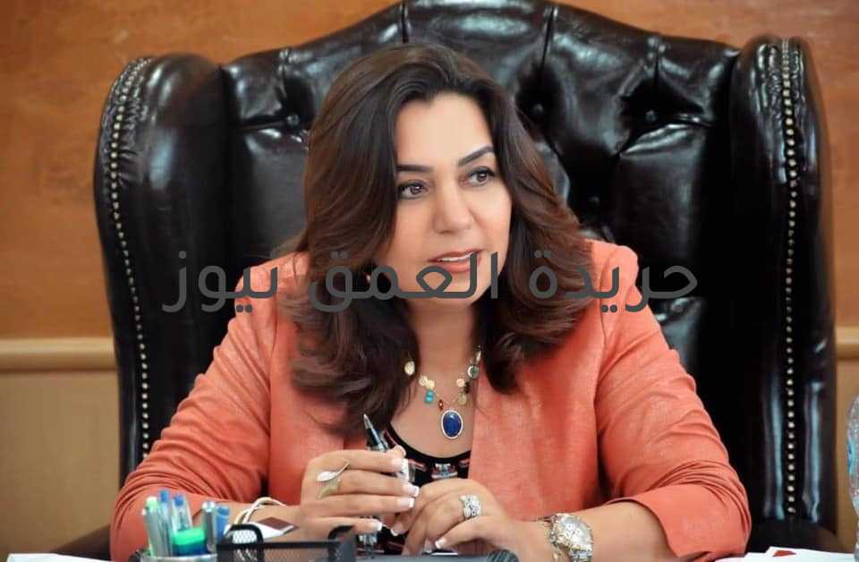 دخول ٢٦٤ عزب ونجوع بالأحوزة العمرانية وجاري عرض ٢٤٠ قرية للاعتماد في دمياط كتب عبده خليل في إطار قيام الهيئة العامة للتخطيط العمراني من خلال قطاع التخطيط والتنمية العمرانية بإعداد المخططات الإستراتيجية العامة للمدن والقرى، واعداد الأحوزة العمرانية للعزب والكفور والنجوع على مستوي الجمهورية. وحرصا من الهيئة العامة للتخطيط العمراني على مواصلة وتكامل ماتم من انجازات من خلال السياسات القومية والعمرانية والتى من شأنها التواصل مع جميع الجهات المعنية، للاستفادة بما لديهم من معلومات وبيانات تدعم المشروعات الناتجة من تلك السياسات وحصر نتائجها، وايضا الافادة بتحديث تلك المعلومات والبيانات في كافة مجالات التنمية العمرانية.وتكليلا لهذه الجهود المبذولة من كافة الهيئات والمؤسسات العلمية حيث أكد مصدر في ديوان عام محافظة دمياط ان الدكتورة منال عوض محافظ دمياط تعمل على رصد التعديات على الأراضي الزراعية وذلك في إطار الحفاظ على الأراضي الزراعية.وأضاف المصدر في تصريحات خاصة أن المحافظ قام بتوقيع بروتوكول مع الهيئة المصرية العامة للمساحة لتحديد الحيز العمراني، مشيراً إلى أنه، تم توقيع نقاط تحديد الحيز العمراني على الطبيعة لـ ٢٦٤ قري ومدن ، و باقي ٢٤٠ قرية مازالت قيد بحث يذكر أن قانون رقم 17 لسنة 2019 بشأن التصالح فى بعض مخالفات البناء وتقنين الأوضاع، والمعدل بالقانون رقم 1 لسنة 2020 قد أكد أنه يمكن التصالح في مخالفات البناء خارج الأحوزة العمرانية في حالة واحدة فقط ، بأن تكون المباني السكنية مكتملة المرافق والظاهرة في التصوير الجوي بتاريخ 22 يوليو 2017، أي تم بناؤها قبل التصوير.وأكد القانون ، أن أي حالات أخرى خارج الأحوزة العمرانية تم بناؤها 22 يوليو 2017 ، لا ينطبق عليها التصالح، باستثناء المصالح والمباني الحكومية