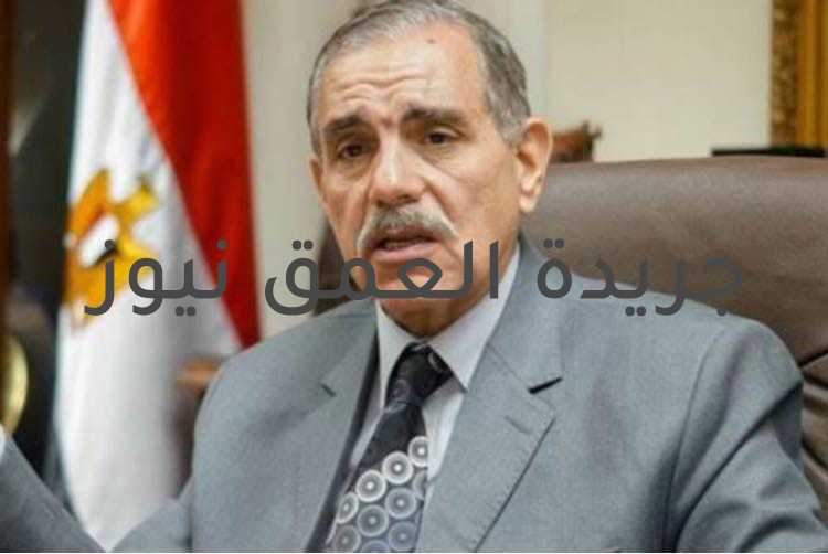 عاجل: سيارة إسعاف لنقل طالبة لامتحانات الثانوية العامة أثناء جولة المحافظ متابعة /ياسر صحصاح قرر محافظ كفر الشيخ استدعاء سيارة اسعاف لإعادة طالبة واحضارها ايام الامتحانات لو جود كسر عندها ، وتحقيقا لرغبة الطالبة في أداء الامتحانات وسط زملائها وعدم عزلها في لجنة طبية خاصة، حيث أنه أثناء متابعته لإحدى لجان الثانوية العامة بكفر الشيخ قرر المحافظ تكليف سيارة اسعاف لإعادة إحدى الطالبات إلى منزلها لوجود كسر لديها. حيث قرر اللواء جمال نور الدين، محافظ كفر الشيخ، تخصيص سيارة إسعاف لنقل طالبة، بلجنة مدرسة الشهيد هشام بركات الثانوية للبنات، من منزلها لمقر اللجنة أيام الامتحانات، لإصابة الطالبة بكسر قبل أدائها الامتحان، ولرغبتها في أدائها الامتحان وسط زميلاتها. كما تابع اللواء جمال نور الدين، محافظ كفر الشيخ، تطبيق الاجراءات الاحترازية، أثناء دخول طلاب الثانوية العامة "القسم الأدبي "، لأداء الطلاب امتحان مادة الجغرافيا، اليوم الخميس، مشدداً على توفير كل الهدوء وسبل الراحة للطلاب والطالبات. ‏‎من ناحيته قال احمد السماحى، المتحدث الرسمي للمحافظة: إن اللواء جمال نور الدين، محافظ كفر الشيخ، وجه الدكتور أحمد الجنزوري، مدير مرفق إسعاف كفر الشيخ، بتخصيص سيارة لنقل الطالبة من منزلها لجنة مدرسة الشهيد هشام بركات الثانوية للبنات، لعودتها لمنزلها أيام الامتحانات، موجهاً الشكر لرجال الاسعاف وللطالبة التي أصرت على أداء الامتحانات بالمدرسة وسط زميلاتها، متمنياً التوفيق لها وكل طلاب وطالبات الثانوية العامة بالنجاح والتفوق.