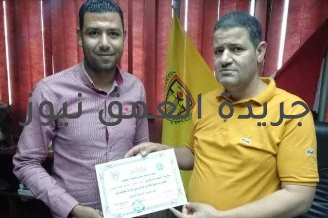 رئاسة أشمون تكرم الصحفي عبد الفتاح طارق مقدم برنامج "حكاوي الناس"
