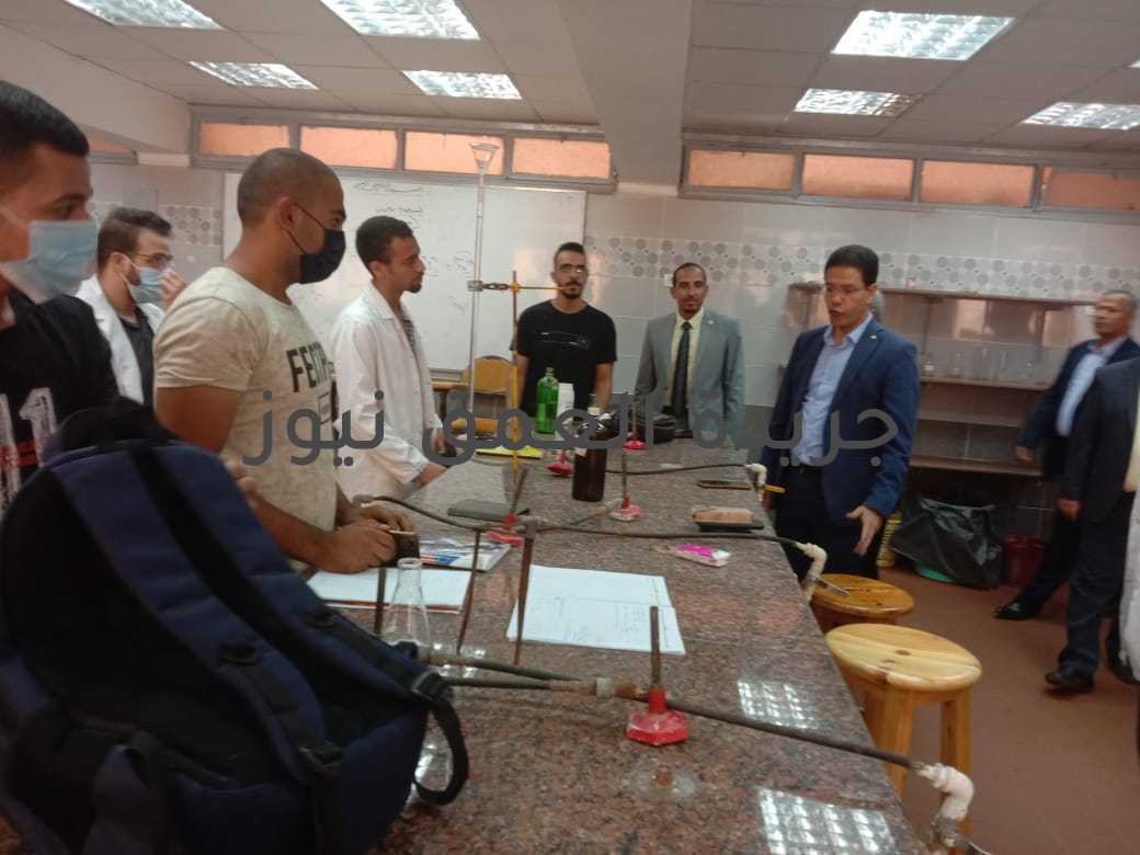 خلال تفقدة للمعامل المركزية بالجامعة القائم بعمل رئيس جامعة بنها :تطوير ورفع كفاءة البنية التحتية لها بما يخدم العملية التعليمية والبحثية