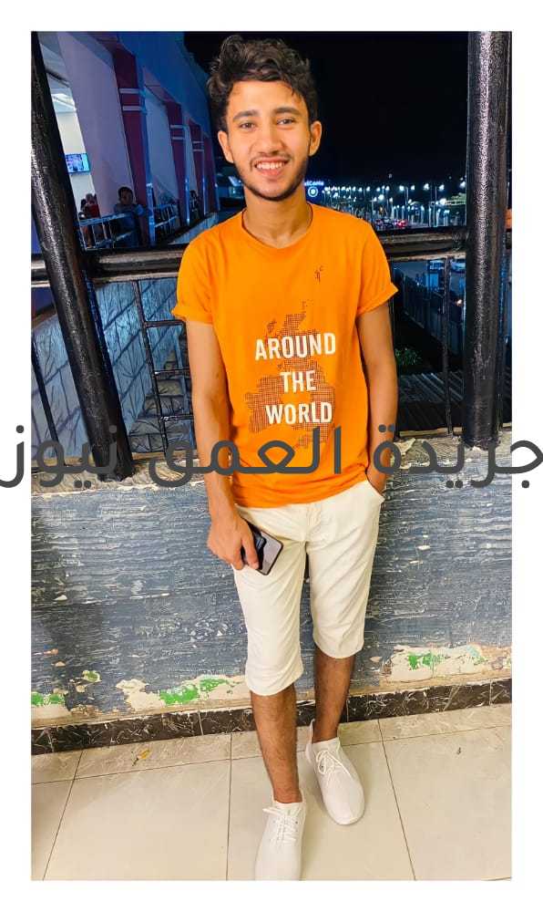 الشاعر محمد الحسيني يشارك في مسابقة نجوم الفن بقصيدة "العوض" كتب / أحمد محمد  يشارك الشاعر الشاب محمد الحسيني بقصيدة "العوض" في مسابقة نجم الفن، و التي تحتوي على الكلمات التالية: انا عايش بس عشان اراضيكي وان قولتِ ف يوم آه اداويكي وان قولت"بحبك" هتكون ليكي ولو خوفت ف مره تطمني عنيكي انا كل مُنايا بدبله تلبسها ايديكي انا كل مُنايا رضاكي..وبحلم بحياه وياكي واعيش العمر معاكي..انا اصلا دايب ف هواكي دلوقت بقولك كان نفسي اقابلك من زمان قلبي اللي كان بور لما قابلك نبّت ورد انا كنت خايف قبلك جيتي انتِ ووهبتيلي الامان وبقتيلي الحُضن اللي بيحميني من كل نوبه برد انتِ العوض وانتِ الحياة وانتِ اللي لو شُفتك كل ثانية هقول الله انا كنت ناقص من غيرك..جيتِ انتِ وكملتيني وقلبي خضّر من خيرك..ف اياكِ ف يوم تسبيني الشِعر لو مش ليكِ..ف لمين يِتقال انا شوفت بس عنيكِ..ف بقيت ميّال