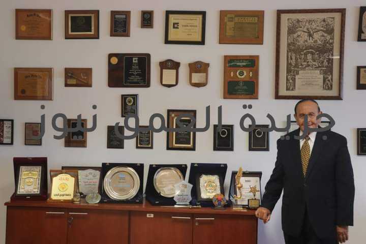 خليل يغادر رئاسة جامعة النيل ويعود للعمل في مجالات إدارة التكنولوجيا كتب/ ماهر بدر بعث الدكتور طارق خليل ؛ رئيس جامعة النيل الأهلية ؛ برسالة أبوية إلى أسرة الجامعة ؛ تزامنا مع مغادرته منصب رئيس الجامعة لنهاية مدة رئاسته لها ؛ وعودته إلى الصفوف الأولى بين كبار العلماء والباحثين في مجالات إدارة التكنولوجيا . و طالب خليل في رسالته أسرة جامعة النيل الأهلية ؛ أن تحافظ على المنجزات التي حققتها الجامعة خلال تاريخها باعتبارها أول جامعة أهلية في القرن الــ 21 ؛ وكونها أول جامعة بحثية لا ربحية في المنطقة ؛ وأن تساند عائلة جامعة النيل القيادة الجديدة في منصب رئاسة الجامعة . وأعرب الدكتور طارق خليل ؛ عن امتنانه لكل القائمين على العمل في الجامعة من عمداء الكليات والفريق الإداري والطلاب والعاملين والباحثين ومديري المراكز البحثية وأولياء أمور الطلاب وخص بالشكر مجلس أمناء الجامعة برئاسة المفكر والسياسي عمرو موسى ؛ وأعضاء مجلس الأمناء ؛ شاكرا الجميع على تعاونهم معه خلال فترة توليه رئاسة الجامعة . وجاء في نص رسالة الدكتور طارق خليل لكل فريق العمل بالجامعة : لقد خدمت هذه الجامعة المحبوبة بأفضل ما لدي من قدرات ، وأنا فخور بما أنجزناه ؛ فقد بنينا معًا جامعة فريدة من نوعها واليوم أتركها وهي في أفضل حالاتها على الإطلاق وتستعد لتكون مؤسسة رائدة للتعليم العالي ؛ وفي تبني ثقافة التعلم وتعزيزها ؛ حيث كنا أول جامعة تبدأ ببرامج الدراسات العليا ومراكز البحوث للتأكيد على أهمية الجامعات البحثية ؛ وكنا أول من تبنى مفهوم الجامعات الريادية لنشر ثقافة الإبداع والابتكار وريادة الأعمال والتنافسية. وقال : اعتبارًا من اليوم الأول من أغسطس ، سيتولى الدكتور وائل عقل ؛ منصب رئيس الجامعة ؛ و أنا سعيد للغاية لأنه سيكون على رأس القيادة ؛ لأنني واثق جدًا من قدراته وتفانيه ؛ حيث خدم جامعة النيل بامتياز منذ عام 2008 ؛ و أحث كل فرد في أسرة جامعة النيل على منحه الدعم الكامل وأتمنى له حظًا سعيدًا لنقل جامعة النيل إلى آفاق جديدة. وقال خليل في نهاية رسالته : بالنسبة لي رئاسة جامعة النيل لم تكن عملاً بل كانت حلماً ورسالة ؛ و بفضل الله تمكنا من جعل الحلم حقيقة ؛ وستكون جامعة النيل دائمًا في دمي ، وسأستمر في تقديم مساعدتي ودعمي لها طالما أنني قادر على القيام بذلك. الجدير بالذكر أن الدكتور طارق خليل هو الرئيس المؤسس لجامعة النيل الأهلية ؛ وقد تم تعيينه في عام 2009 ؛ بعد أن شغل منصب القائم بأعمال الرئيس والمدير التنفيذي للجامعة منذ نشأتها في عام 2007 إلى 2009 ؛ وقد عمل د. طارق خليل في مجال التعليم العالي في الولايات المتحدة الأمريكية لمدة أربعين عاما وتغطي خبراته العملية نظامي التعليم الحكومي والتعليم الخاص في جامعات القاهرة وتكساس تك وفلوريدا وميامي ومؤسسات تعليمية أخرى في مختلف دول العالم مثل فرنسا وفنلندا وجواتيمالا والبرازيل ومصر. أما خبراته الإدارية في المؤسسات التعليمية تتضمن شغله منصب عميد الدراسات العليا في جامعة ميامي ؛ وقبلها شغل منصب رئيس قسم الهندسة الصناعية لمدة عشر سنوات بجامعة ميامي؛ وعمل أيضا رئيسا لقسم الهندسة الحيوية والهندسة البشرية في مركز التأهيل وعلاج الآلام بكلية الطب بجامعة ميامي. ود. طارق خليل هو المؤسس ورئيس مجلس الإدارة السابق للمنظمة الدولية لإدارة التكنولوجيا IAMOT، والتي تضم أعضاء من أكثر من 85 دولة مختلفة من دول العالم ؛ ولقد قام برئاسة أكثر من 24 مؤتمرا دوليا لإدارة التكنولوجيا ؛ وهو أيضا مؤسس معهد دراسات الجودة في الصناعة والخدمات بكلية إدارة الأعمال بجامعة ميامي ؛ أما في معهد المهندسين الصناعيين ، فقد عمل كرئيس لمجلس الزمالة، ورئيس قسم هندسة وأساليب قياس العمل، ونائب رئيس الإقليم الرابع، ومدير مراتب الشرف، وعضو مجلس الأمناء. ولقد عمل د. طارق خليل مستشارا للحكومات والصناعات والمؤسسات التعليمية في مصر وفرنسا وفنلندا والبرازيل واليابان وجواتيمالا وتايوان والمملكة السعودية والبحرين وأيضا مجموعة فولبرايت وهيئات UNIDO وUNESCO وUNDP التابعة للأمم المتحدة. وكان ضمن الفريق الاستشاري لهيئات HHS وNIOSH وNSF وDade County وMonroe County ومشروع HOPE. ؛ وقام بإنشاء مراكز الأبحاث بجامعة النيل الأهلية بمصر وقام بالتدريب لعدد من الشركات العالمية والعديد من المؤسسات التعليمية حول العالم. ود. طارق خليل هو مؤلف كتاب Management of Technology: The Key to Competitiveness and Wealth Creation للناشر McGraw Hill والذي تم ترجمته إلى 4 لغات عالمية وشارك د. طارق خليل في تأليف وإعداد 15 كتاب و350 إصدار، وقد عمل كبير محرري جريدة Technovation وعضوا في هيئة تحرير عدة مجلات علمية عالمية في مجالات الإبداع وإدارة التكنولوجيا. حصل الدكتور طارق خليل على الكثير من الجوائز منها: جائزة الإبداع التكنولوجي في الهندسة الصناعية، والدكتوراه الفخرية من كلية الإدارة Grenoble في فرنسا، والدكتوراه الفخرية من المعهد الوطني للهندسة والتكنولوجيا في إقليم لورين، وجائزة باحث العام لكلية الهندسة بجامعة ميامي، وجائزتي David F. Baker للأبحاث المتميزة وPhil Caroll لدراسات العمل وجائزة وحدة هندسة العمل من المنظمة الدولية للمهندسين الصناعيين، وجائزتي Paul M. Fitts وJack A. Craft من جمعية العوامل البشرية العالمية.