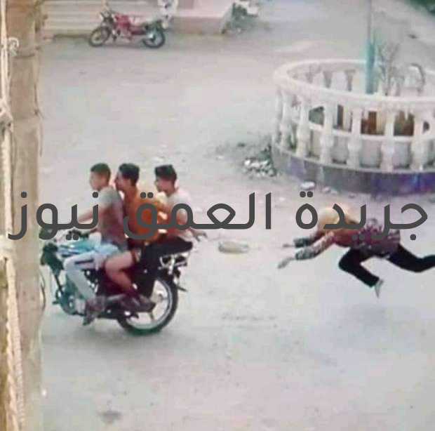 تداول صور لسحل فتاه خلال سرقة حقيبتها بالشرقية يثير غضب رواد مواقع التواصل الاجتماعي كتب/ محمد صوابى تم تداول صور، على مواقع التواصل الاجتماعي، لفتاه يتم سحلها أثناء سرقتها بواسطة ثلاثة أشخاص يستقلون دراجة بخارية. و قال متداولو الصور أن الواقعة حدثت في مركز كفر صقر بمحافظة الشرقية، حيث قام أحد الثلاثة أشخاص بسحب حقيبة الفتاة بهدف سرقتها و تشبثت الفتاة بالحقيبة مما أدى إلى سحلها في الشارع، و أثارت الصور غضب رواد مواقع التواصل الاجتماعي و استنكروا ما فعلوه هؤلاء الأشخاص الذين قاموا بسحل الفتاه و سرقتها.