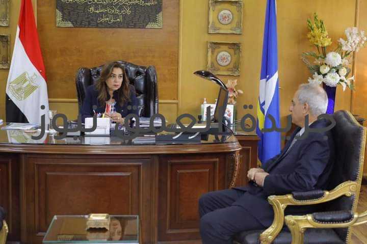 محافظ دمياط تبحث مع رئيس شركة مياه الشرب والصرف الصحى الموقف التنفيذى لعدد من المشروعات كتب/ عبده خليل التقت الأستاذة الدكتورة منال عوض محافظ دمياط،صباح اليوم الثلاثاء مع شاكر ابو العيلة رئيس مجلس إدارة شركة مياه الشرب والصرف الصحى بدمياط، حيث هنأته بتوليه مهام عمله الجديد معربة عن أصدق امنياتها له بدوام التوفيق والسداد. فيما وقد بحثت المحافظ مع رئيس مجلس إدارة شركة مياه الشرب والصرف عدد من الملفات، كما تابعت الموقف التنفيذى الحالى لعدد من المشروعات والأعمال الجاري تنفيذها خلال الفترة الحالية. وأكدت "محافظ دمياط" على أهمية التنسيق المستمر وتكاتف الجهود بين الشركة وكافة الأجهزة التنفيذية، لتحقيق التكامل بما يساهم فى تعزيز و تحسين كافة الخدمات و إتمام جميع المشروعات طبقاً للمعايير و الاشتراطات المقررة.