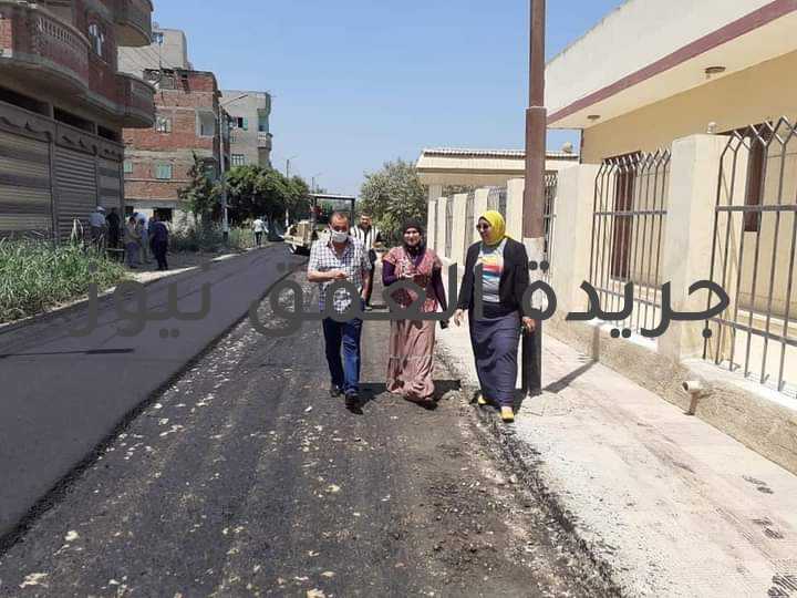 بعد تجاهله 30 عاما، رصف طريق العزازمه فارسكور في دمياط كتب/  عبده خليل تفقد اللواء وحيد رضوان رئيس محلية فارسكور ، أعمال الرصف والتطوير الجاري تنفيذها بطريق، الرحامنة -فارسكور، ورد الشئ لأصله، بداية من اليافطة للكشك -طسن، بطول ٧٥٠ متر بطريق العزازمه فارسكور، وذلك فى إطار توجيهات الدكتورة منال عوض، محافظ دمياط، للإرتقاء بمستوى وتحسين الخدمات المقدمه للمواطنين. وفي ذات السياق، اشار رضوان تعتبر مدينة فارسكور التابعة لمحافظة دمياط من أكثر المدن التي تعاني من سوء حالة الطرق منذ 30 عاما حيث تعاني قرى عزبة الجندي والعزازمة الرحامنة وحجاجه وتفتيش السرو – الإسكندرية الجديده، فمعظمها في حاجة الي اعادة رصف وبعضها لم يتم رصفه من الاساس، ويعاني خط عزبة الجندي حتي قرية الرحامنة بطول 12 كيلو متر واكثر، منذ 30 عاما، كما أنها مليئة بالمطبات التي اقامها الأهالي بمعرفتهم علي ارتفاعات غير عادية واصبحت هذه القري كلها بلا طرق مرصوفة، وتم عمل ميزانية وجاري الرصف، وذلك بتعليمات محافظ دمياط، وسط فرحة وسعاده من اهالي القرى والعزب التابعة للمنطقة التي يحدث فيها الرصف.