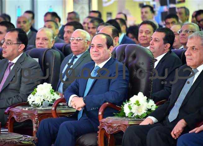 مدير عام جريدة العمق نيوز يكتب "سيدى الرئيس، معك حق" بقلم/ مدحت مكرم، مدير عام جريدة العمق نيوز سيدي الرئيس، معك حق، بعد أن وصل الرئيس عبد الفتاح السيسي، صباح اليوم، الثلاثاء، ليشهد افتتاح المدينة الصناعية الغذائية "سايلو فودز" بمدينة السادات في محافظة المنوفية، بعد افتتاح العديد من المشاريع، جتمع الرئيس عبدالفتاح السيسي بالوزراء وأصحاب المصانع، على هامش الزيارة، وقد أثار قضية مهمة وهي زيادة سعر رغيف العيش، ومن هنا أريد أن أقول أنا مع سيادة الرئيس السيسي فى زيادة سعر رغيف العيش، يجب أن نقف مع الدولة فى الإصلاحات الاقتصادية لأن كل هذا سيعود علينا بالخير، وكما قال الرئيس" مش معقولة ٢٠ رغيف يبقوا بتمن سيجارة"، و من عنا أقول "يا سيدى الرئيس اليوم السيجارة ثمنها ٢.٥ جنية و هو ما يساوي ثمن ٥٠ رغيف يتكلفوا على الدولة ٣٣ جنية". تحياتى سيدي الرئيس، وأنا معك في كل قرار لصالح الدولة والمواطن المصرى، بالقرارات الحكيمة والشعب الواعى، مصر ستبقى أم الدنيا، تحيا مصر.