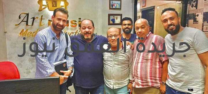 نضال الشافعى يكشف عن أسرار وخفايا كواليس فيلم «مينى بار» قبل استئناف تصويره كتب/ حسام صلاح قرر صناع فيلم «مينى بار» إستكمال وإنطلاق تصويره بالإنتقال والدخول إلى مرحلة البلاتو الفعلية لتصوير بعض المشاهد الداخلية بأحد الإستوديوهات الرئيسية خلال الأسبوع المُقَبَّل. كشف النجم نضال الشافعى بأنه يجتمع حاليًا مع مجموعة من الأبطال المشاركين بجانبه فى العمل وكذلك صناعه، وفي مقدمتهم النجم مدحت تيخا وأمينة وحسن عبد الفتاح وإبراهيم المصرى مع المخرج محمد خضرى قبل إنطلاق تصويره الأسبوع المُقَبَّل للإستقرار على التفاصيل النهائية بلمسه المراهنة على حبكه هذا السيناريو بالإختلاف عن ما سبق تقديمه من قبل على الشاشة الفضية. وأكد الشافعى، بأنه على موعد من عرض ملحمة فنيه متنوعة الإطارات لما تتضمنة هذه الحبكه من الأكشن والكوميديا والتراجيديا بسياق يحيطه الحيره والتشويق وغيرها. وأضاف الشافعى ، بأنه يراهن على دوره فى هذا العمل عند عرضه لما يعتبره بمثابة أفضل الأدوار التى يقدمها في مجال السينما ، مشيرًا، بأن هذا العمل قريب إلى قلبه. وأستكمل الشافعى ، بأنه سعيد بهذه المغامرة الفنيه الشيقة لما يتمنى بأن يحقق هذا العمل حين عرضه نجاحًا جماهيريًا كبيرًا، لافتًا، إلى أن حماسه لهذه التجربة كان للأسباب عديدة أولهما، بأنه سعيد بتكرار التجربة السينمائية الثانية له مع الفنان القدير صلاح عبد الله والذى تعاون معه من قبل فى فيلم «الثلاثه يشتغلونها » والذى عرض عام 2010 أما في مجال الدراما فتعامل معه فى أكثر من عملا دراميًا فنذكر منهم على سبيل المثال، مسلسل «قيد عائلى» وأيضًا مسلسل «خط ساخن» ومسلسل « فى يوم وليله» وكان آخرهم مسلسل «هجمه مرتدة» والذى عرض فى السباق الرمضانى الماضى وكلاهما حققوا نجاحًا مبهرًا حين عرضهم ولكن هذه المرة الثانية فى دور العرض السينمائى، واصفًا، شعوره لديه بأنه أمام مسيرة فنية هائلة يحيطها السهولة واليسر فقدم لنا مختلف الأدوار الفنية، التي تركت أثراً كبيرًا وبصمة سحريه في السينما والدراما المصرية ومازال يقدم لنا أنماط فنية تحسب له بالقلم والمسطره. وتابع الشافعى، بأن ثانيهما هو تعاونه مع المنتج مدحت سعد لبذل قصارى جهده فى اسهاماته المتطورة فى السينما المصرية، من حيث المراعاه بالإهتمام بإدق تفاصيل الصورة ومراجعة الورق، والمساهمة فى إختيار الممثلين ذات الكفاءات المهنية المستحقة بعيدًا عن تتبع نظام الشلليه، لافتًا، بوضع لمسته السحريه فى حسن إختيار فريق عمل الإخراج الذى يبروز ويظهر نجاح هذا المشروع. ويذكر أن صناع وإبطال فريق العمل توقفوا عن تصويره منذ أكثر من عام بعد أن انتهوا من تصوير أكثر من 40% ، من مشاهده الداخلية والخارجية ولكنه توقف لعده أسباب من بينها، تداعيات وانتشار فيروس كورونا (كوفيد- 19) مما إثر على انخفاض نسبة التشغيل فى دور العرض السينمائى فالتى وصلت إلى 50% قبل أن تزيد فى الآونة المنقضية إلى 70% مما ساعد ذلك على التحفيز والرجوع إلى البلاتو من جديد . وجدير بالذكر بأن فيلم «مينى بار» يتضمن كوكبه ونخبه من النجوم ويعد أبرزهم النجم نضال الشافعى ، مدحت تيخا، صلاح عبد الله ، أمينة ، منه فضالى ، راندا البحيرى ، محمد أتوكا ، طاهر أبو ليله ، علاء مرسى ، روان فؤاد ، ياسر الزنكلونى ، محمود فارس ، علاء زينهم ، حسن عبد الفتاح ، صبرى عبد المنعم، إبراهيم المصرى ، إبرام سمير ، مارى وجيه ، الكابتن لوشا ،المطرب العراقى محمد السالم ، بسام كارم ، ماجد إسكندر، محمد السنى وآخرين ومجموعة من ضيوف الشرف ويعد أبرزهم النجم ميدو عادل ، ياسر على ماهر ، الفنان الراحل فايق عزب رحمه الله ومجموعة من الوجوه الصاعده ويعد أبرزهم سلمى سعيد ، لودى على ، ڤيڤيان ، الفنانه السورية غصون ، نور عقرب ، ماليكا ، كوكى وآخرين وهو من إنتاج شركة آرت ميوزك للإنتاج الفنى والسينمائى والتوزيع لمالكها المنتج مدحت سعد وعلاقات عامة إيمى يوسف والسكرتير العام أحمد الشرقاوى والمدير التنفيذى محمد عبد الغفار واستايلست أيمن بخيت ومدير التصوير وائل يوسف وديكور أسامه الشناوى ومستشار إعلامى حسام صلاح ومن سيناريو وحوار طارق رمضان ومن إخراج محمد خضرى وإشراف عام على الإخراج للمخرج عادل الأعصر.