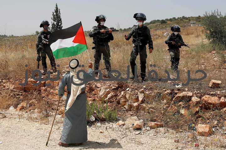 هدوء حذر داخل حي "الشيخ جراح" في القدس الشرقية كتبت/ صفاء محمد تتابع وسائل الاعلام الفلسطينية والعربية تطورات ملف حي الشيخ جراح بعد قرار حكومة الاحتلال الإسرائيلي التراجع عن مخططات التهجير القسري بحق عدد من العائلات نتيجة للضغط الدولي المسلط عليها. وكانت المحكمة الإسرائيلية العليا قد قررت تأجيل البت في الاستئناف المقدم من عائلات الكرد وسكافي والقاسم والجاعوني لحين تناوب هيئة الدفاع بخصوص المقترح المقدمة من القضاة. وبحسب وكالة الأنباء والمعلومات الفلسطينية "وفا"، فقد قدمت المحكمة الإسرائيلية العليا مقترحا جديدا يقضي باعتبار أهالي حي الشيخ جراح كسكان محميين واعتبار الجيل الثالث من المتساكنين كجيل أول ما قد يؤجل القضايا المقدمة لعشرات السنوات الاضافية. وكانت هيئة الدفاع عن العائلات الفلسطينية قد لمحت في وقت سابق لإمكانية رفض المحكمة الإسرائيلية العليا للاستئناف المقدم وتصديقها قرارات الاخلاء. وأكد نشطاء حقوقيون مناهضون للاستيطان والاحتلال إن اقتراح التسوية الذي طرحته المحكمة العليا يعبر عن "شعور بعدم الارتياح لقرار طرد العائلات الفلسطينية من منازلهم في القدس الشرقية فقط بسبب مسألة الملكية". وتشير أخر الأخبار أن العمل جاري في القدس الشرقية المحتلة على استعادة النشاط الاقتصادي في المحلات والفنادق الفلسطينية التي تأثرت بشكل كبير خلال الفترة السابقة التي عقبت معركة سيف القدس بين الفصائل الفلسطينية المقاومة وجيش الاحتلال ووقف الاشتباكات اليومية مع قوات الاحتلال. ويعول المقدسيون على النشاط الديبلوماسي لوزارة الخارجية الفلسطينية بقيادة رياض المالكي للضغط على إسرائيل لوقف سياساتها العنصرية وتجميد كل قرارات الاخلاء بحق سكان حي الشيخ جراح ما سيساهم في تثبيت الهدوء في المدينة وبالتالي استئناف حياتهم الطبيعية.