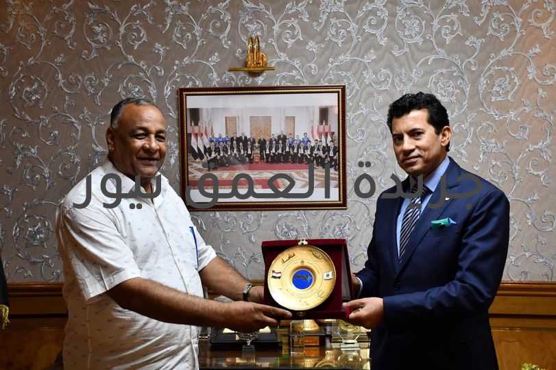 د.أشرف صبحي يكرم مدير مديرية الشباب والرياضة بالأقصر بعد بلوغه السن القانوني للمعاش