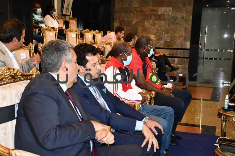 وزير الرياضة يؤازر منتخب مصر امام انجولا