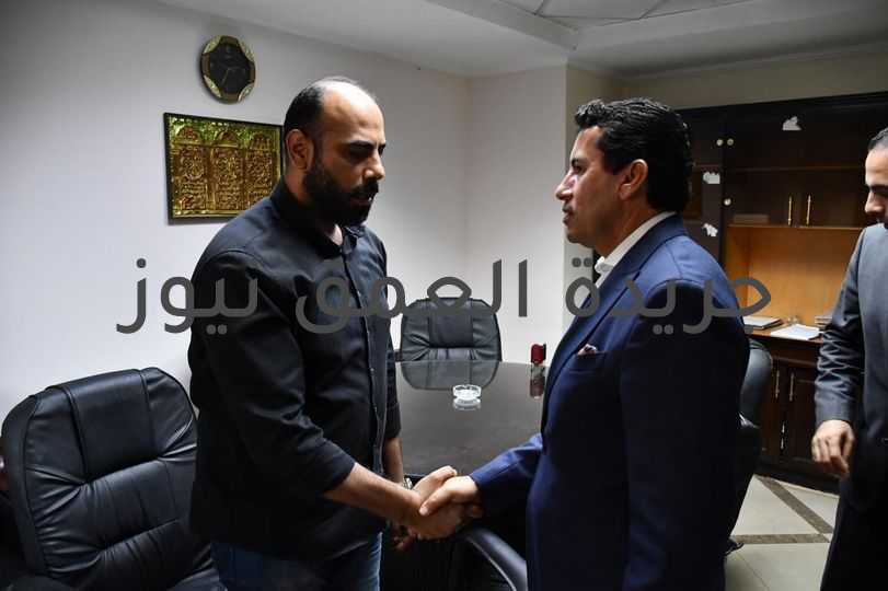 وزير الرياضة يقدم تعازيه لوالد الطفل سيف اسلام …واطلاق اسمه علي حمام السباحة بالنادي الأوليمبي